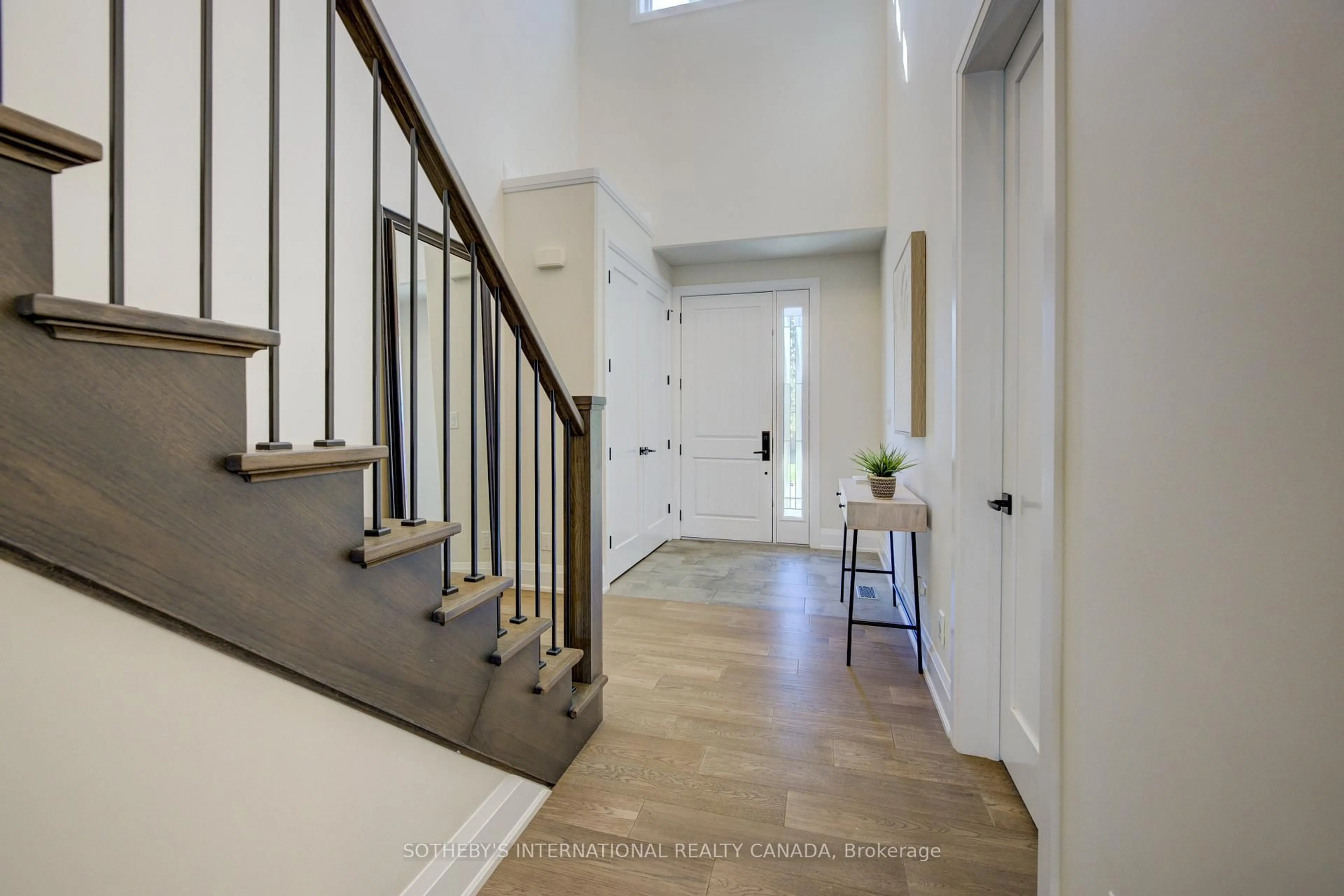Indoor entryway for 6 Gore Estate Crt, North Dumfries Ontario N0B 1E0