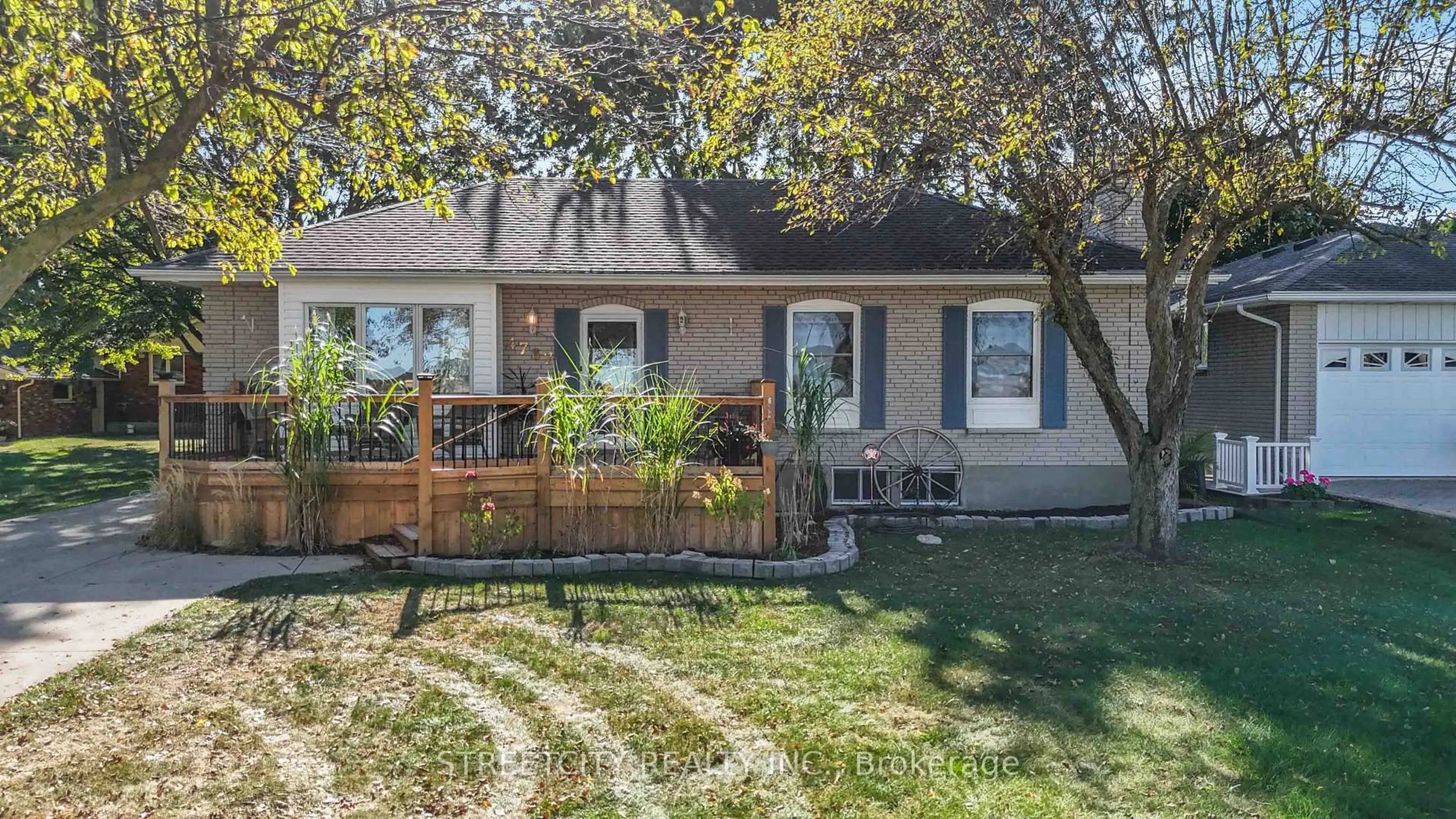 Home with vinyl exterior material, street for 4767 St. Clair Pkwy, St. Clair Ontario N0P 2B0