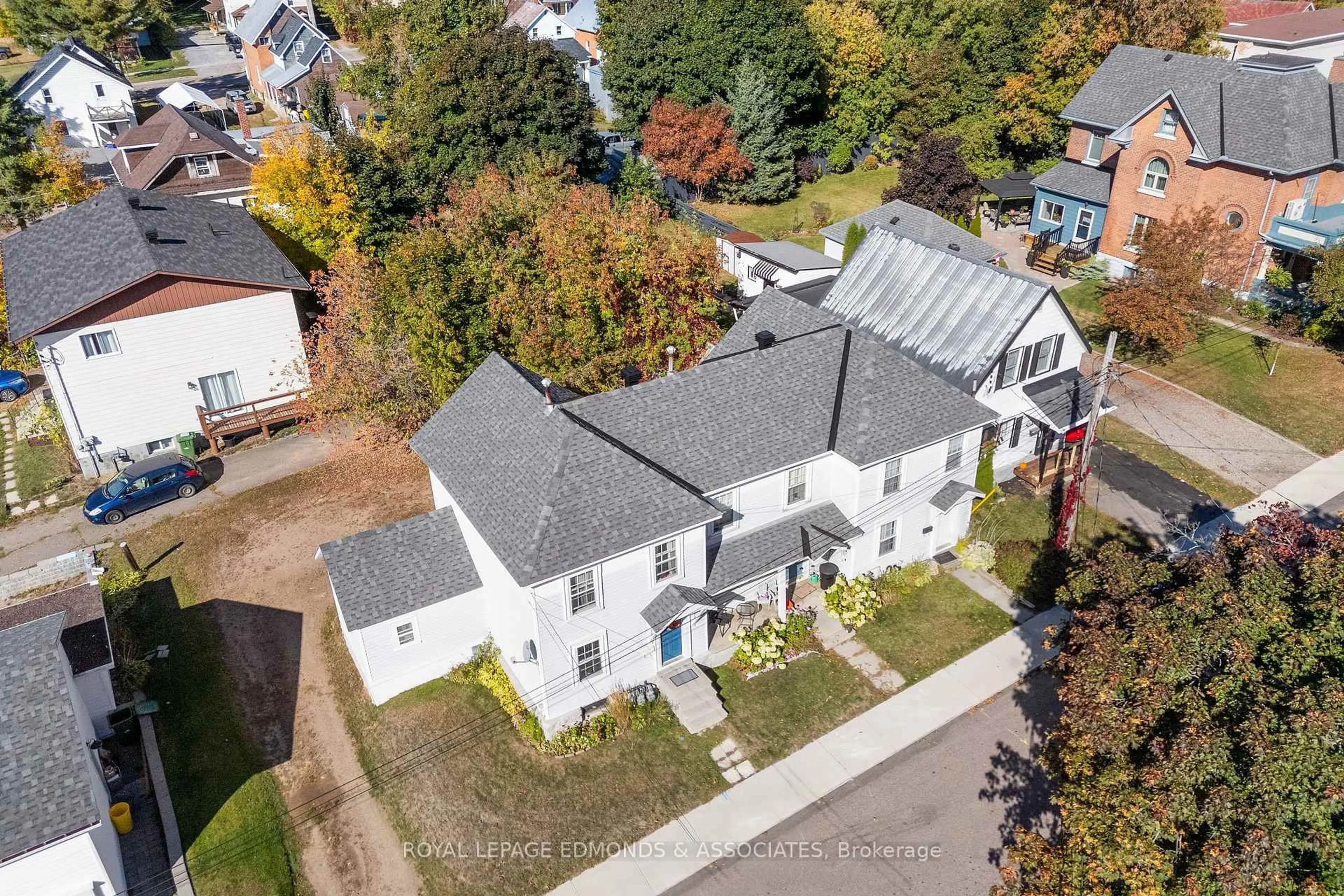 A pic from outside/outdoor area/front of a property/back of a property/a pic from drone, street for 388 Murray St, Pembroke Ontario K8A 4P4