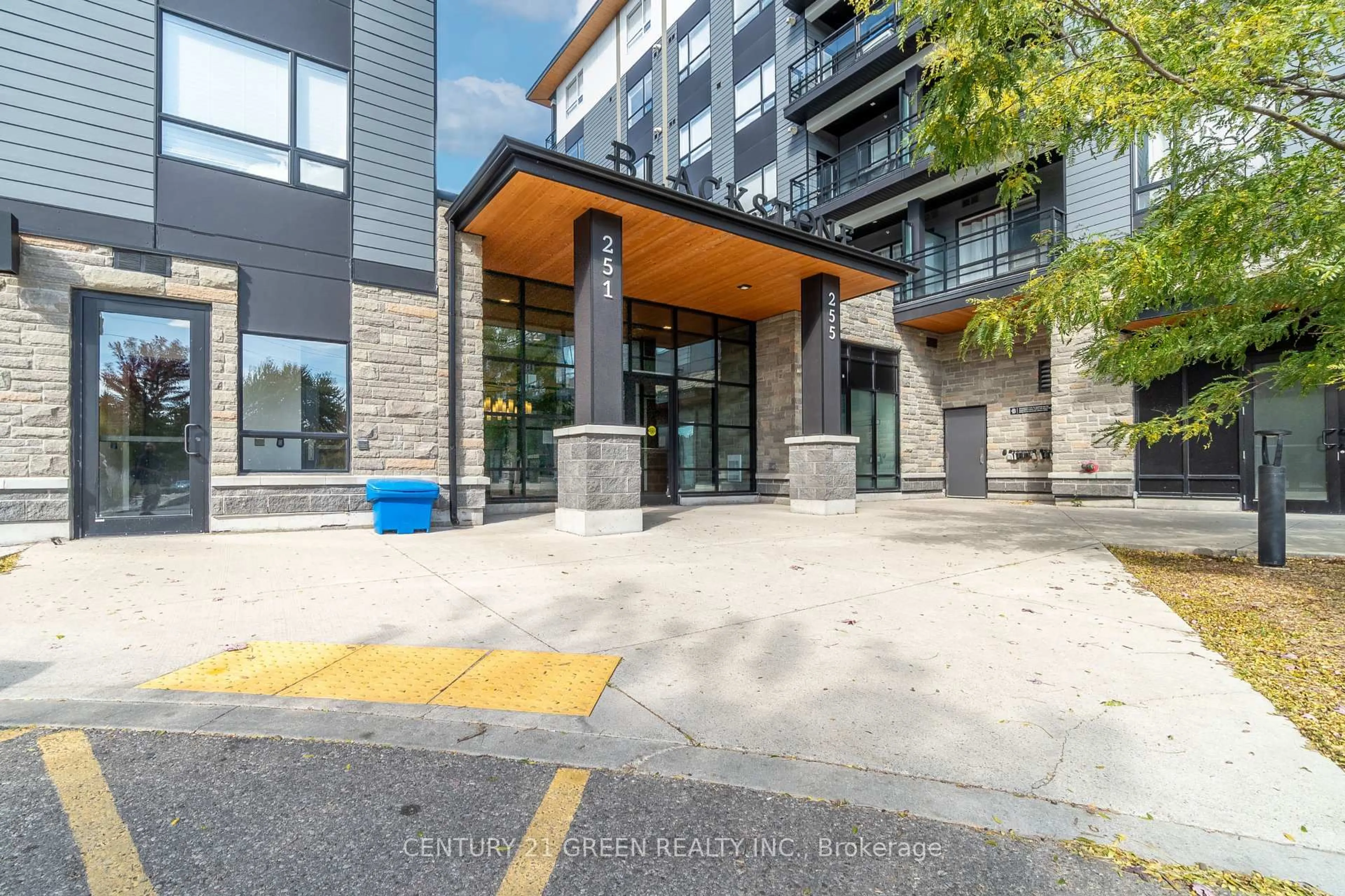 Indoor foyer for 255 Northfield Dr #407, Waterloo Ontario N2K 0G5