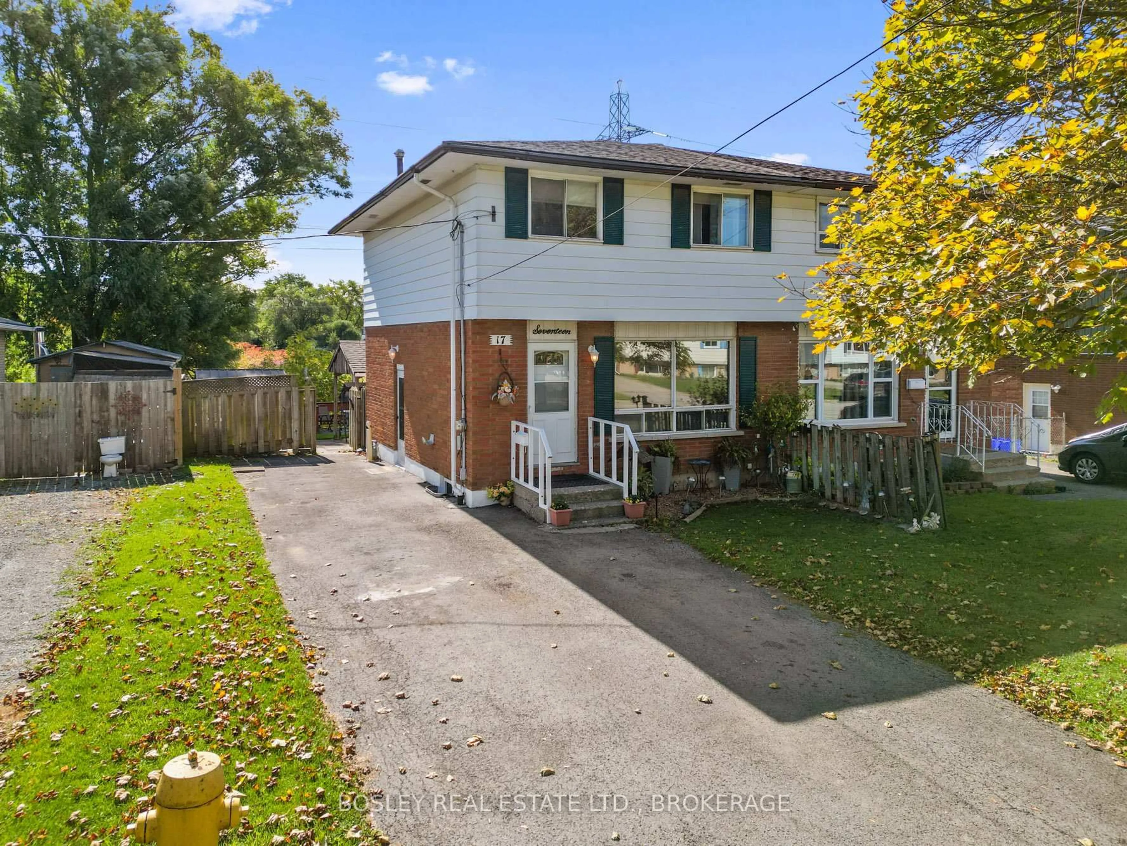 A pic from outside/outdoor area/front of a property/back of a property/a pic from drone, street for 17 Deerfield Pkwy, Thorold Ontario L2V 4A9