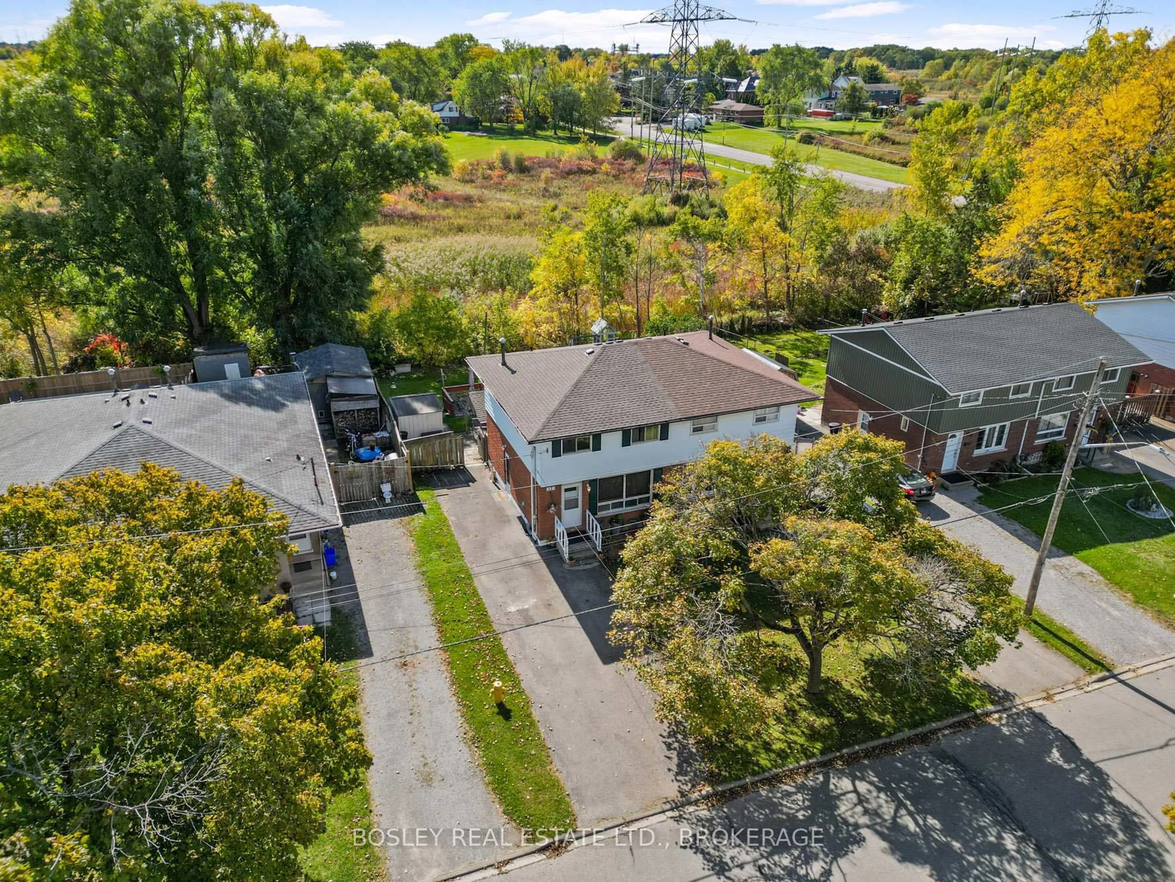 A pic from outside/outdoor area/front of a property/back of a property/a pic from drone, street for 17 Deerfield Pkwy, Thorold Ontario L2V 4A9
