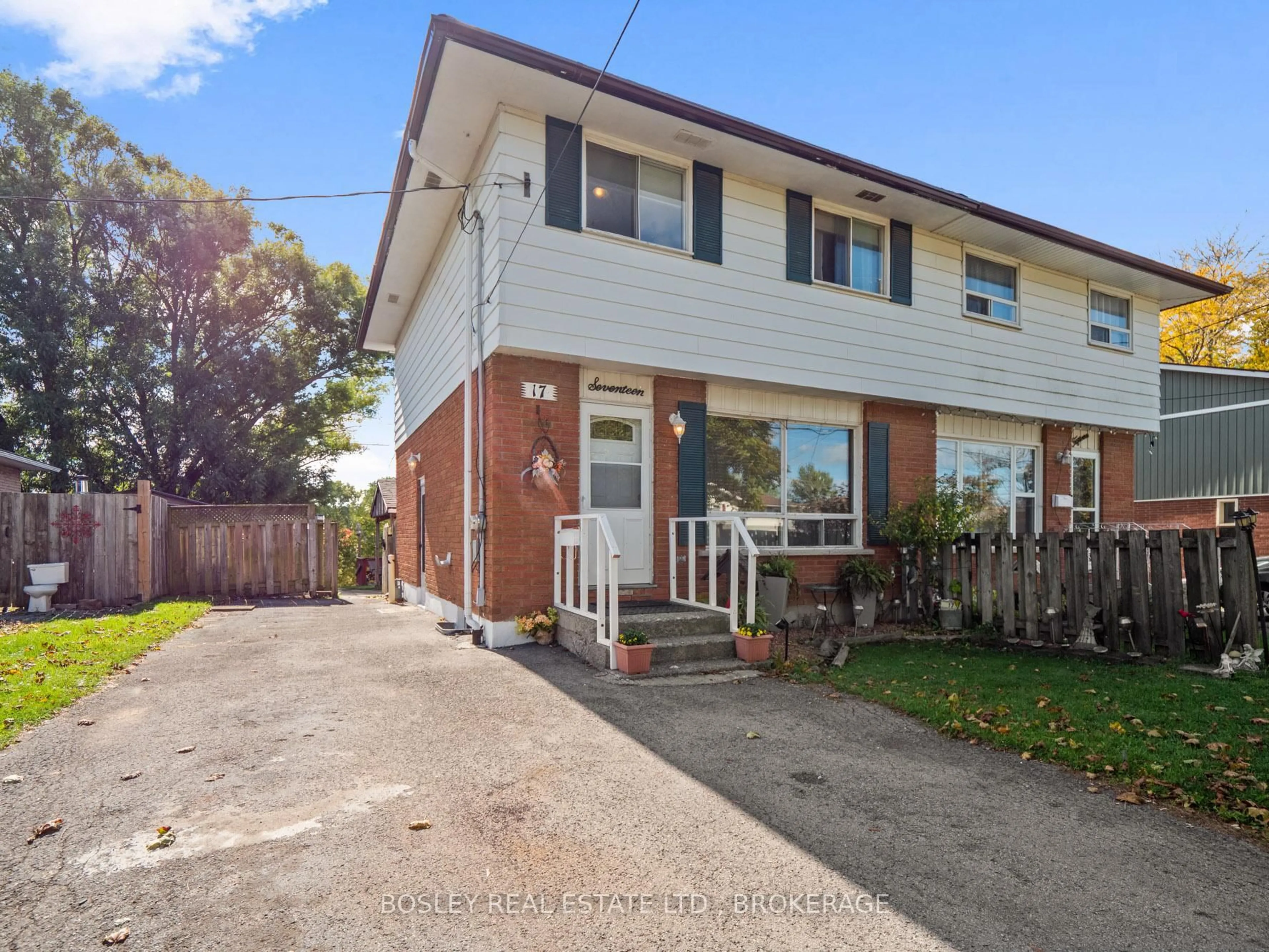 A pic from outside/outdoor area/front of a property/back of a property/a pic from drone, street for 17 Deerfield Pkwy, Thorold Ontario L2V 4A9