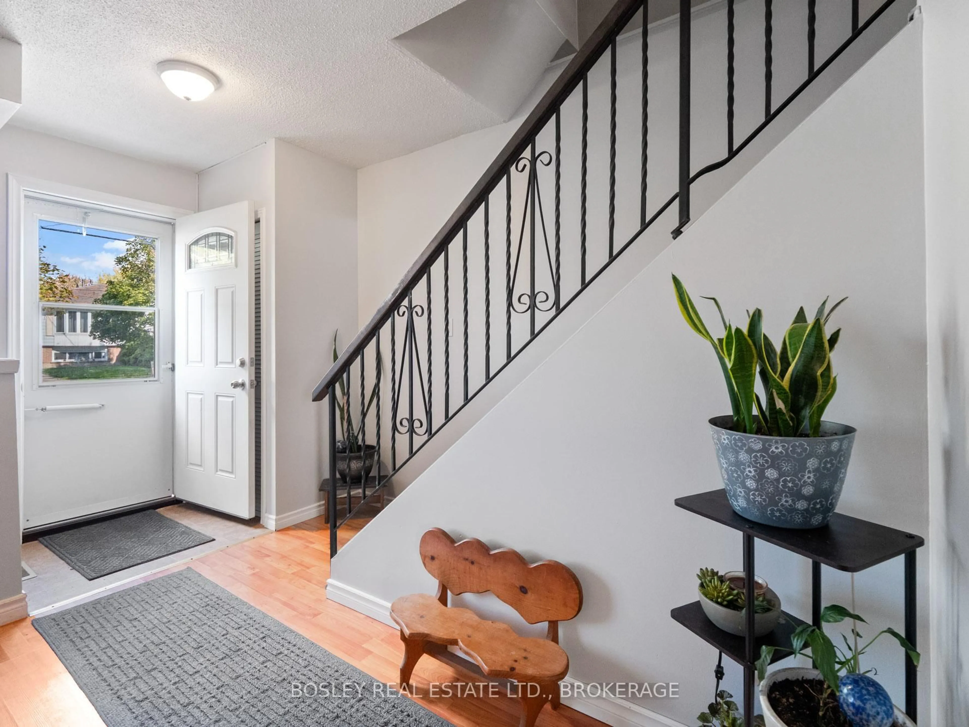 Indoor entryway for 17 Deerfield Pkwy, Thorold Ontario L2V 4A9