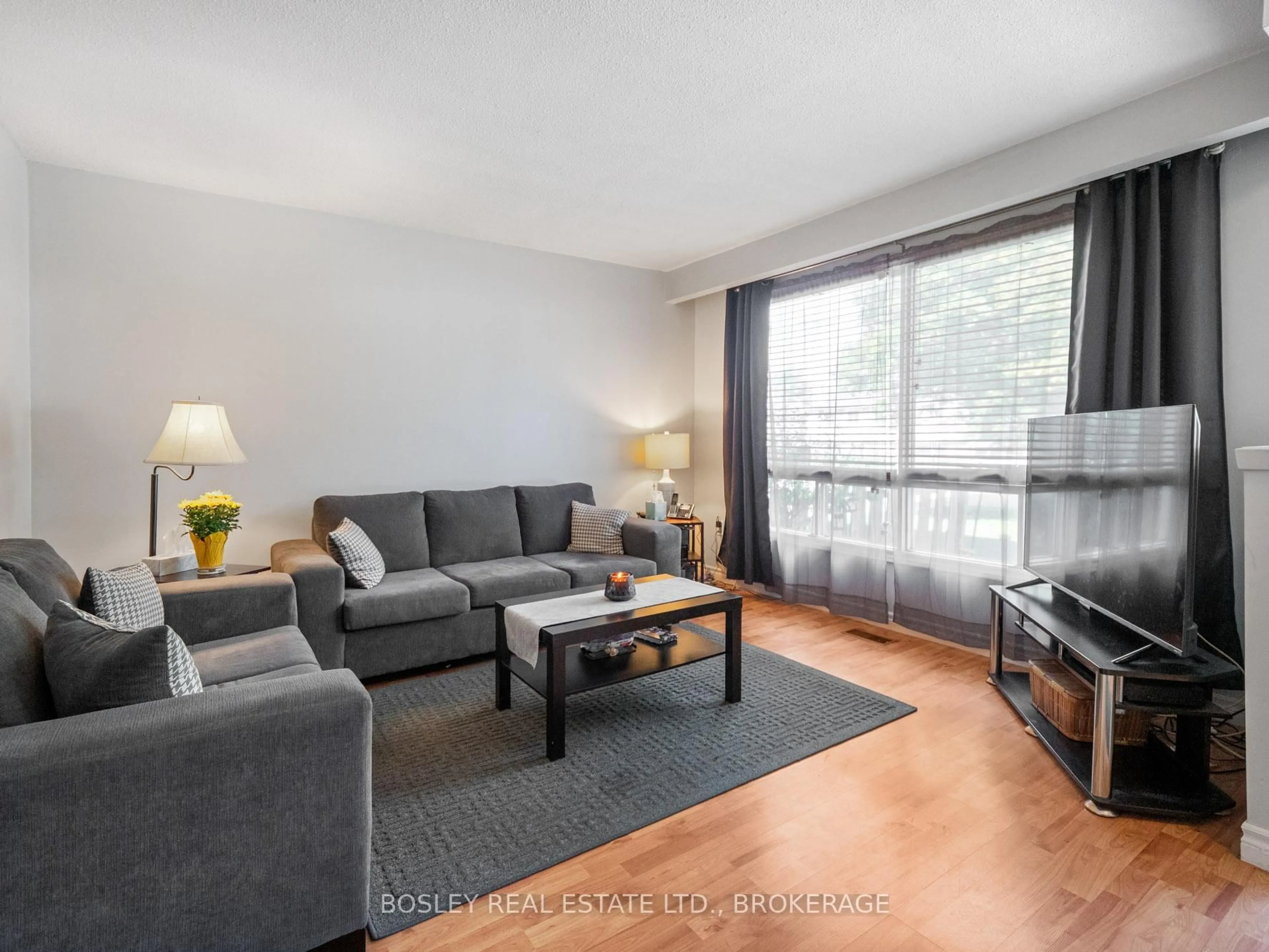Living room with furniture, wood/laminate floor for 17 Deerfield Pkwy, Thorold Ontario L2V 4A9