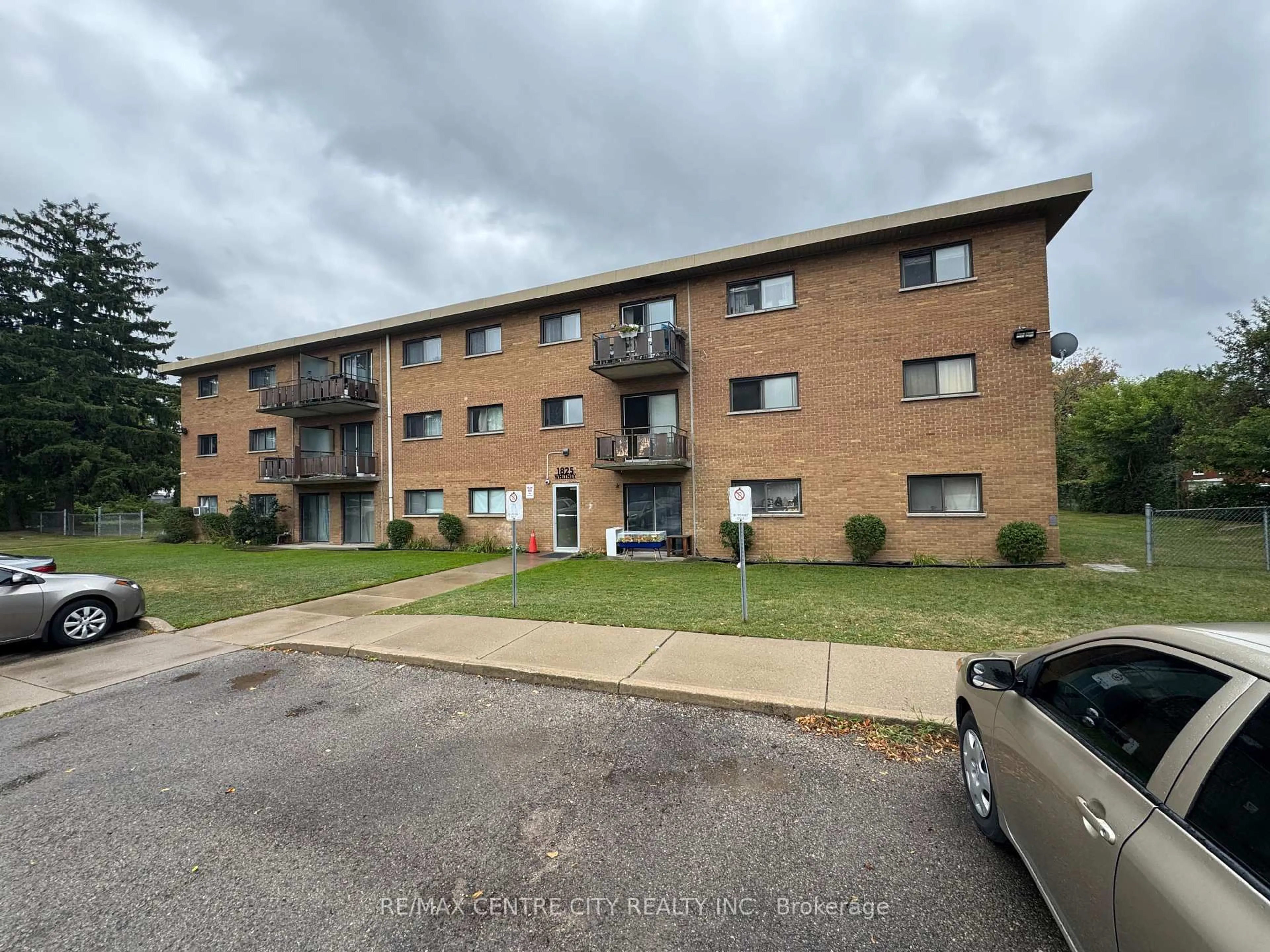 A pic from outside/outdoor area/front of a property/back of a property/a pic from drone, unknown for 1825 Whitney St #307, London East Ontario N5W 2W3