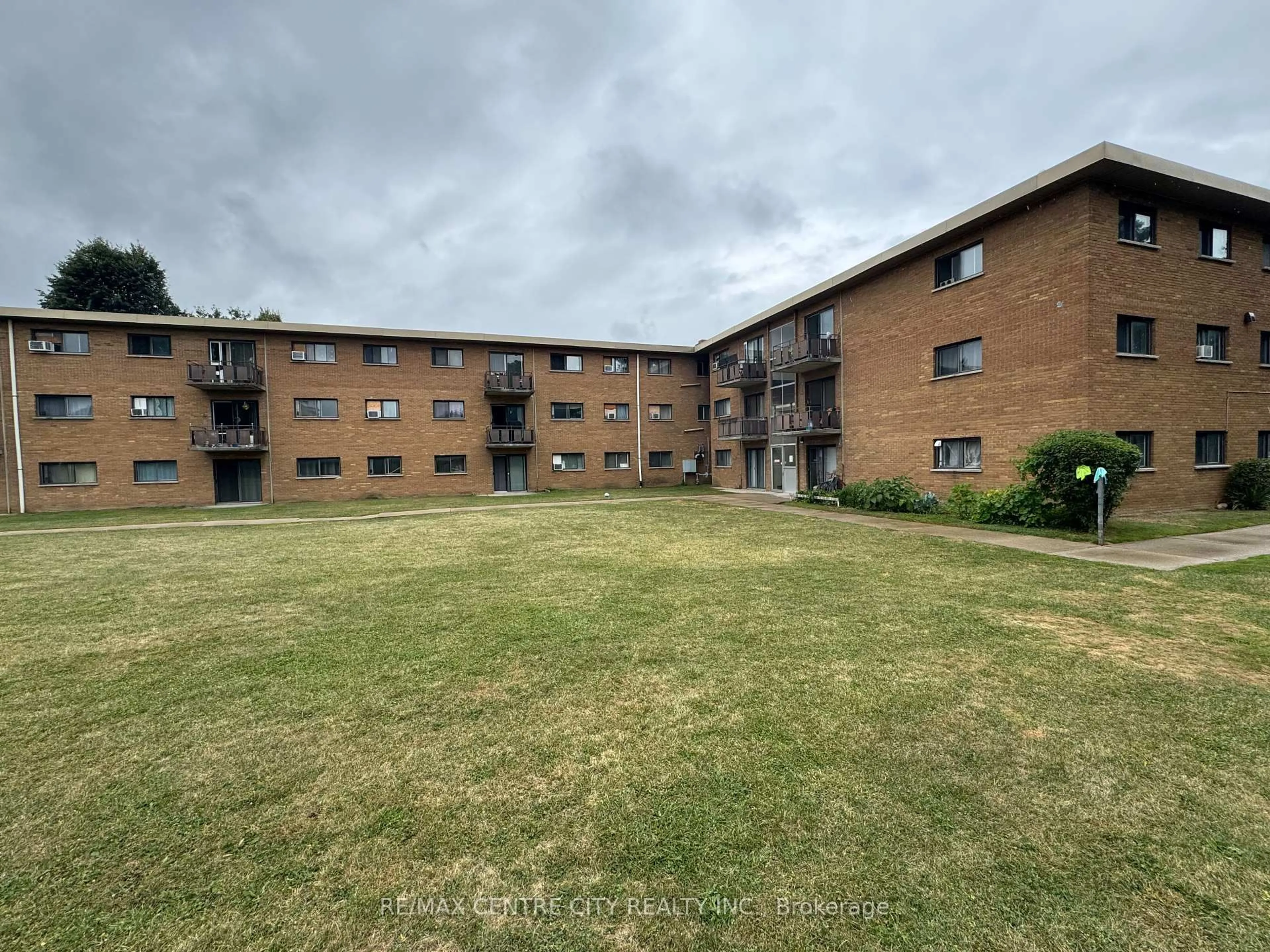 A pic from outside/outdoor area/front of a property/back of a property/a pic from drone, building for 1825 Whitney St #307, London East Ontario N5W 2W3