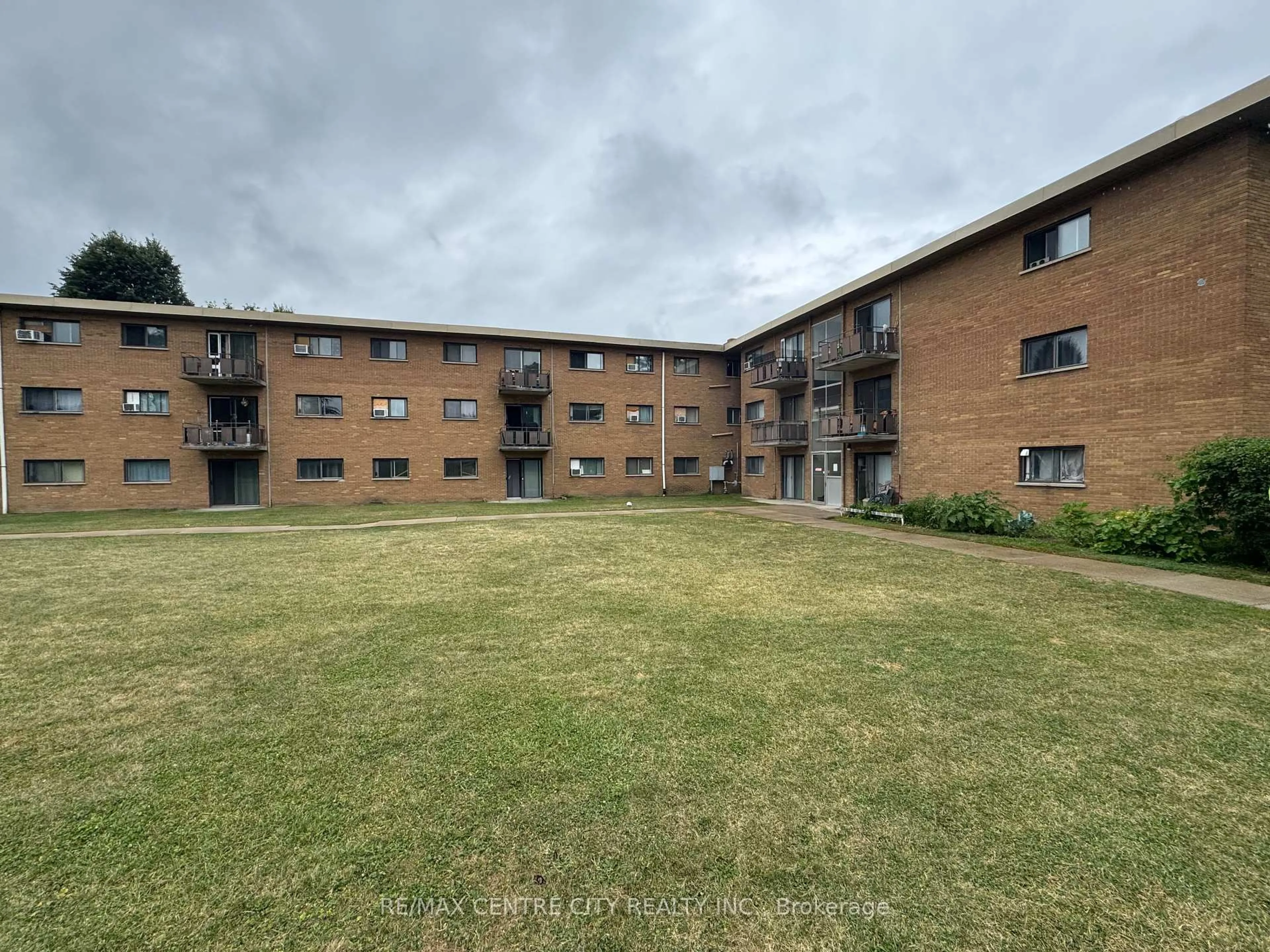 A pic from outside/outdoor area/front of a property/back of a property/a pic from drone, building for 1825 Whitney St #307, London East Ontario N5W 2W3