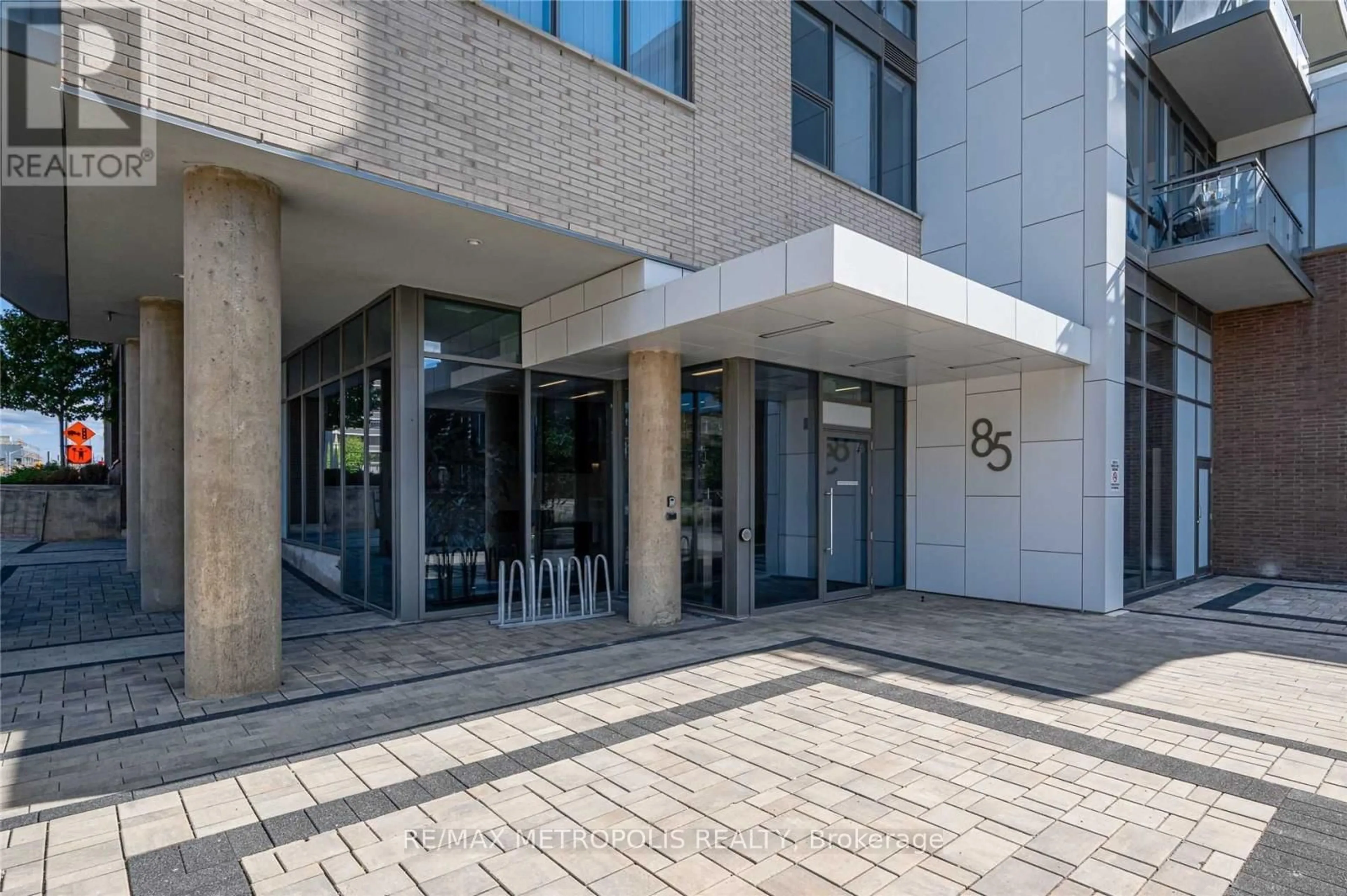 Indoor foyer for 85 Duke St #110, Kitchener Ontario N2G 1A6