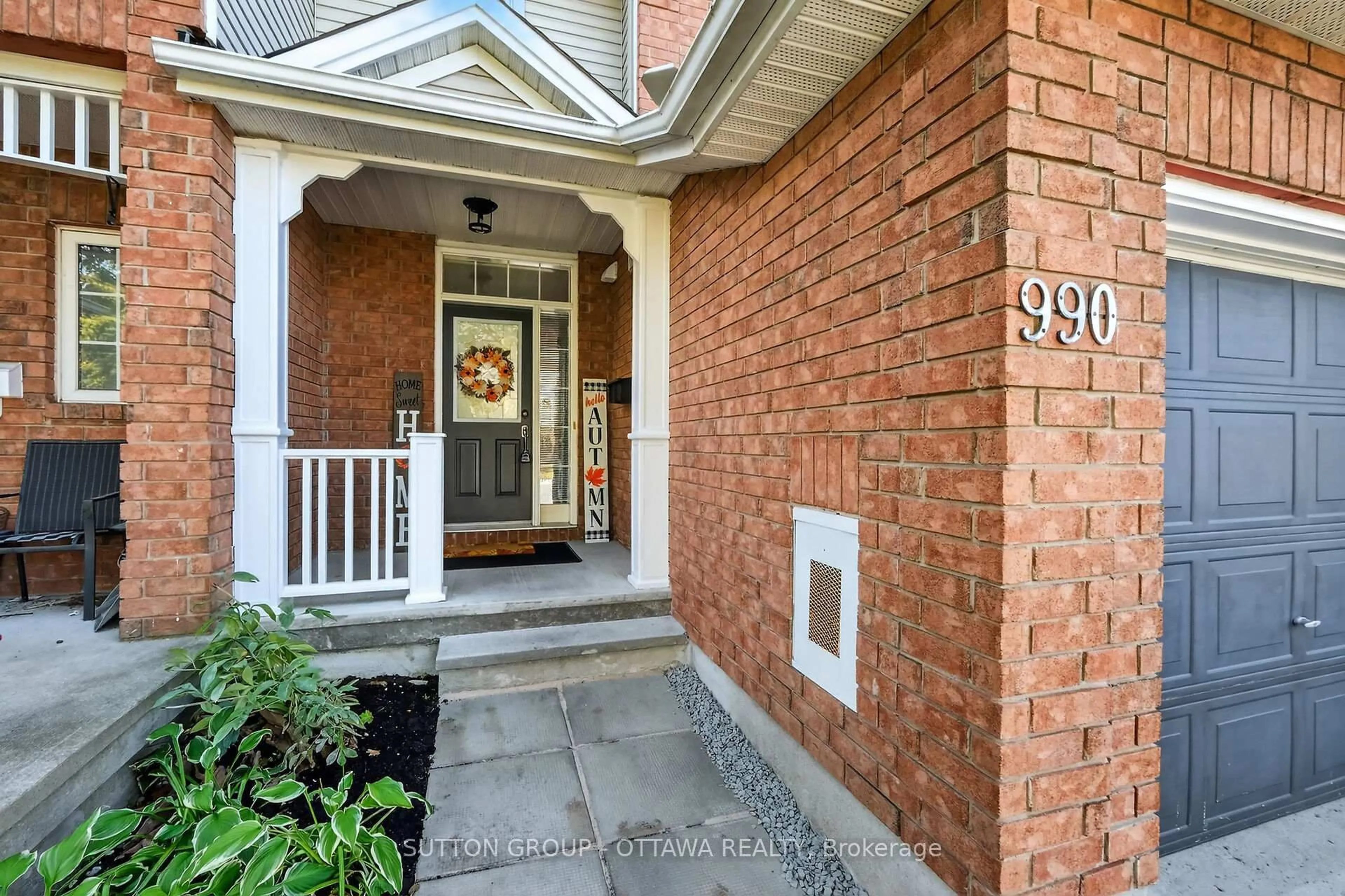 Indoor entryway for 990 Markwick Cres, Ottawa Ontario K4A 4X9