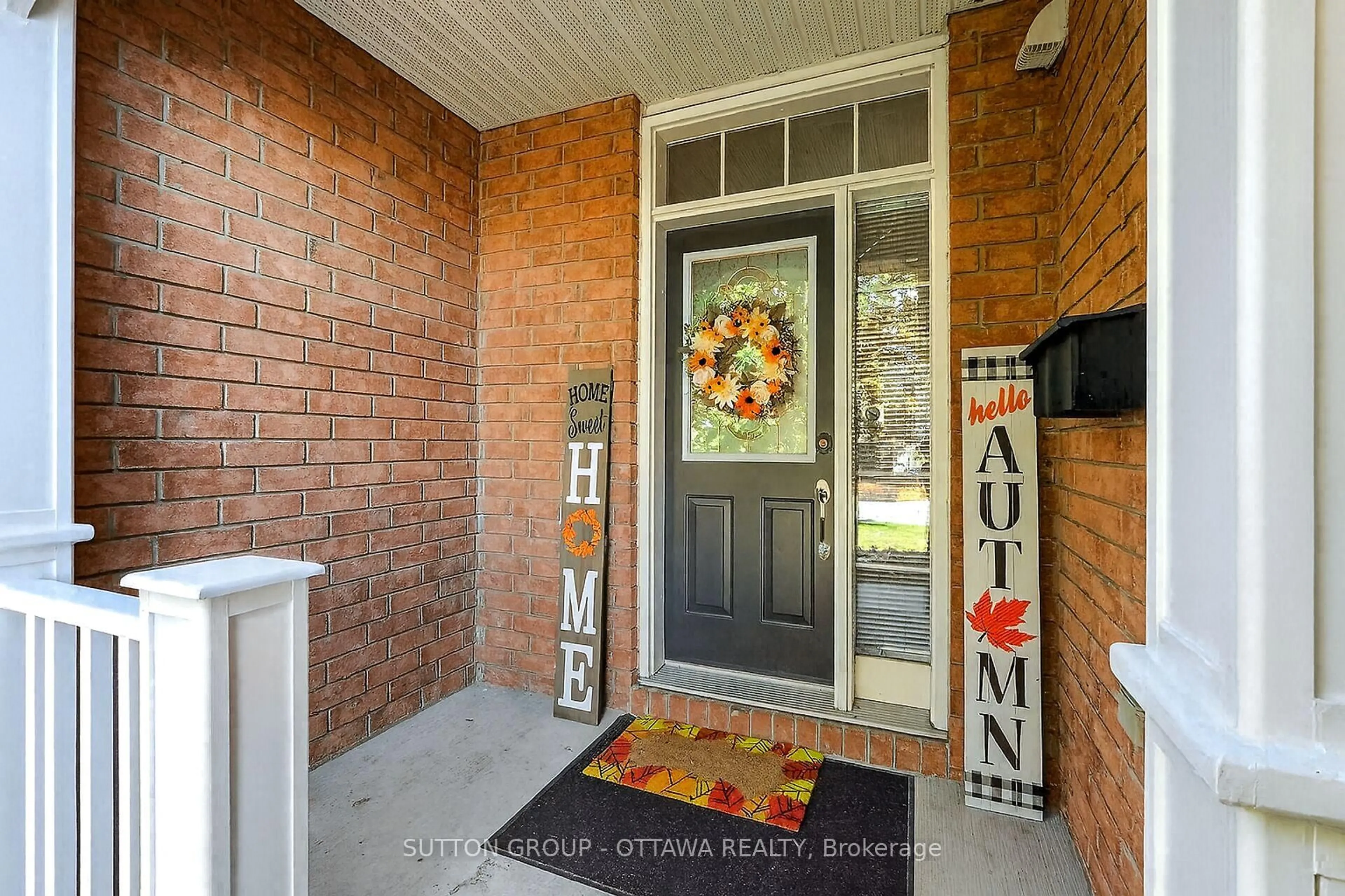 Indoor entryway for 990 Markwick Cres, Ottawa Ontario K4A 4X9