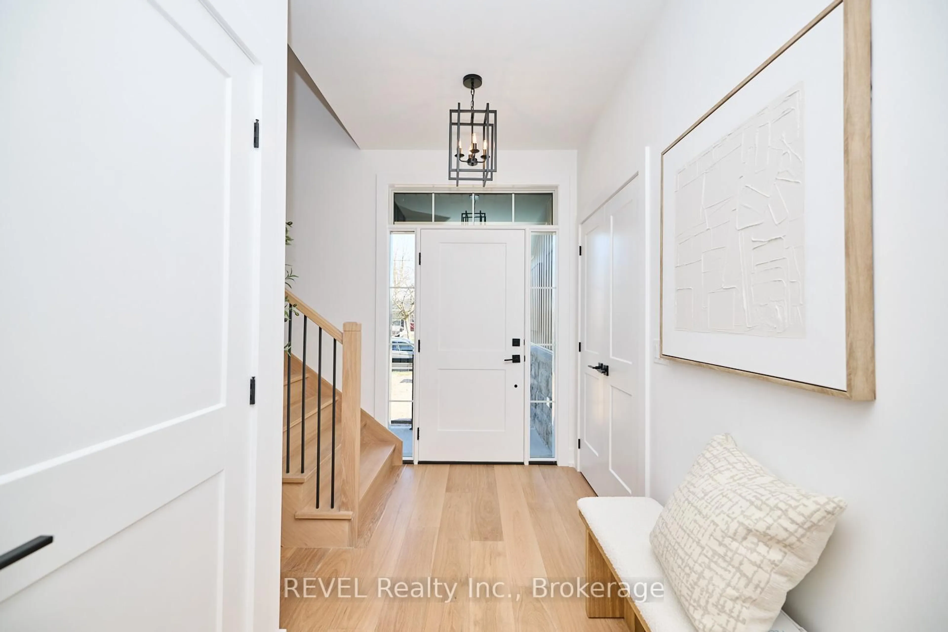 Indoor entryway for 1129 Dipietro St, Fort Erie Ontario L2A 4J4