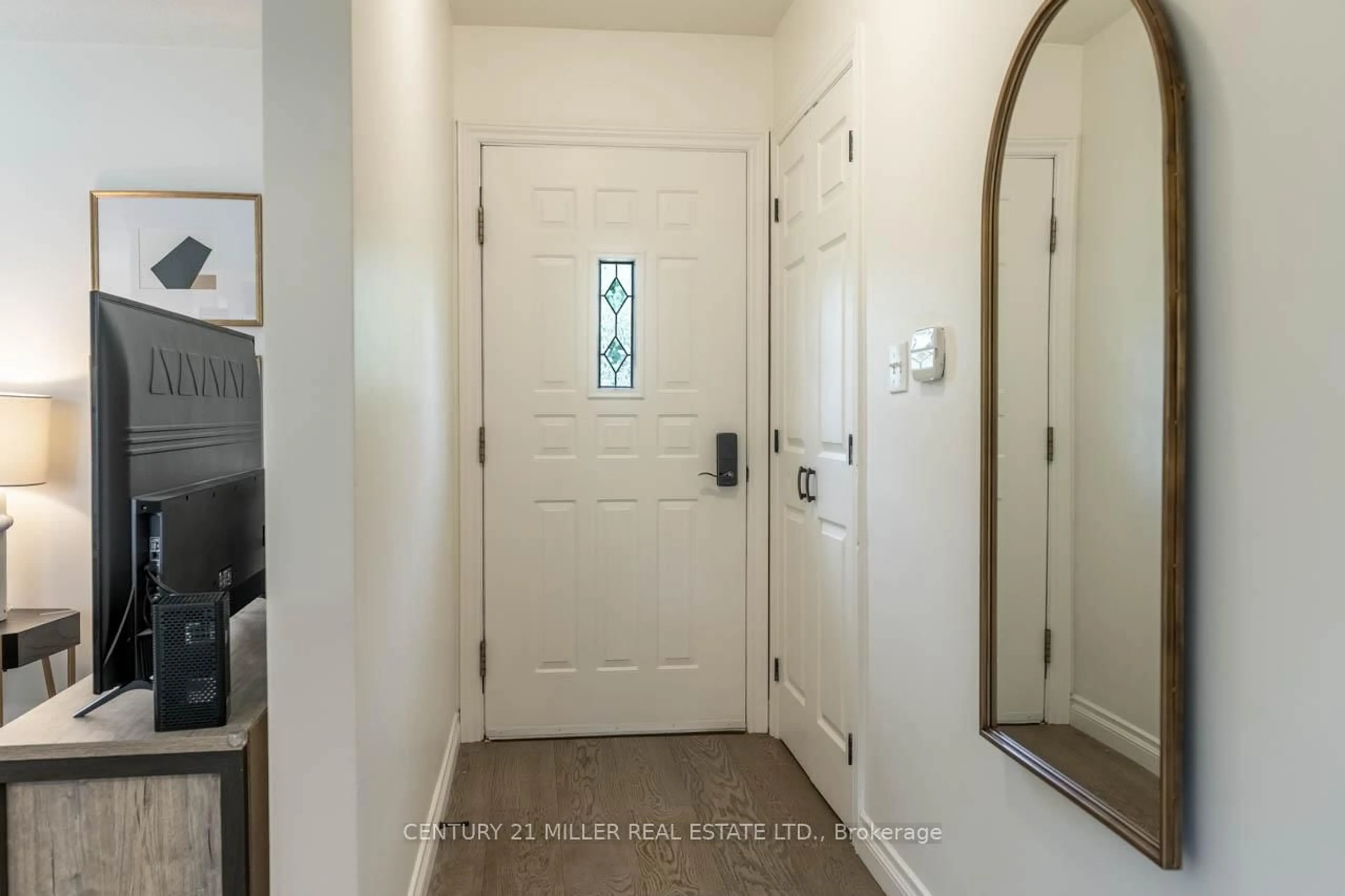 Indoor entryway for 334 Freelton Rd, Hamilton Ontario N0B 2J0