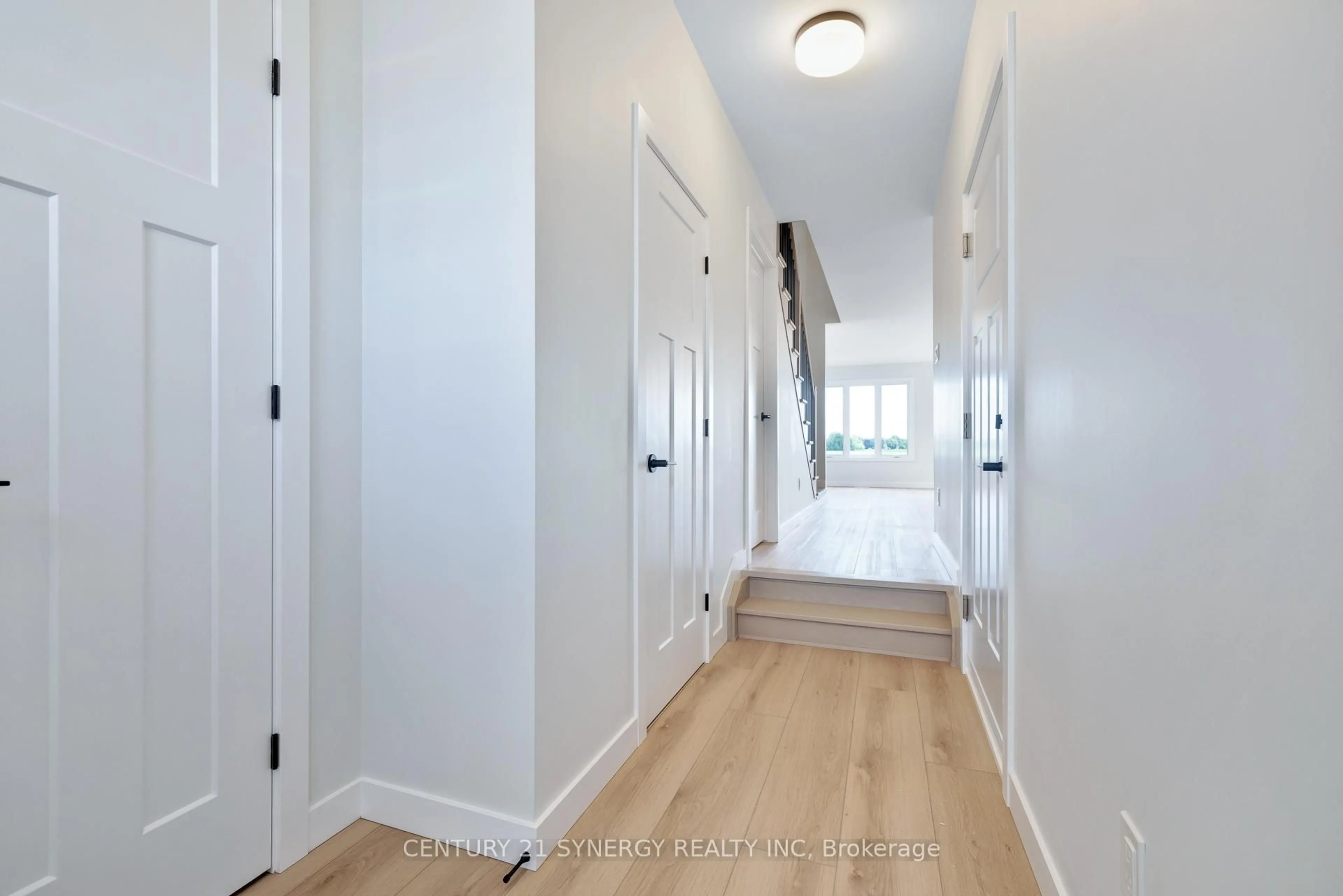 Indoor entryway for 19 HELEN St, North Stormont Ontario K0A 1R0