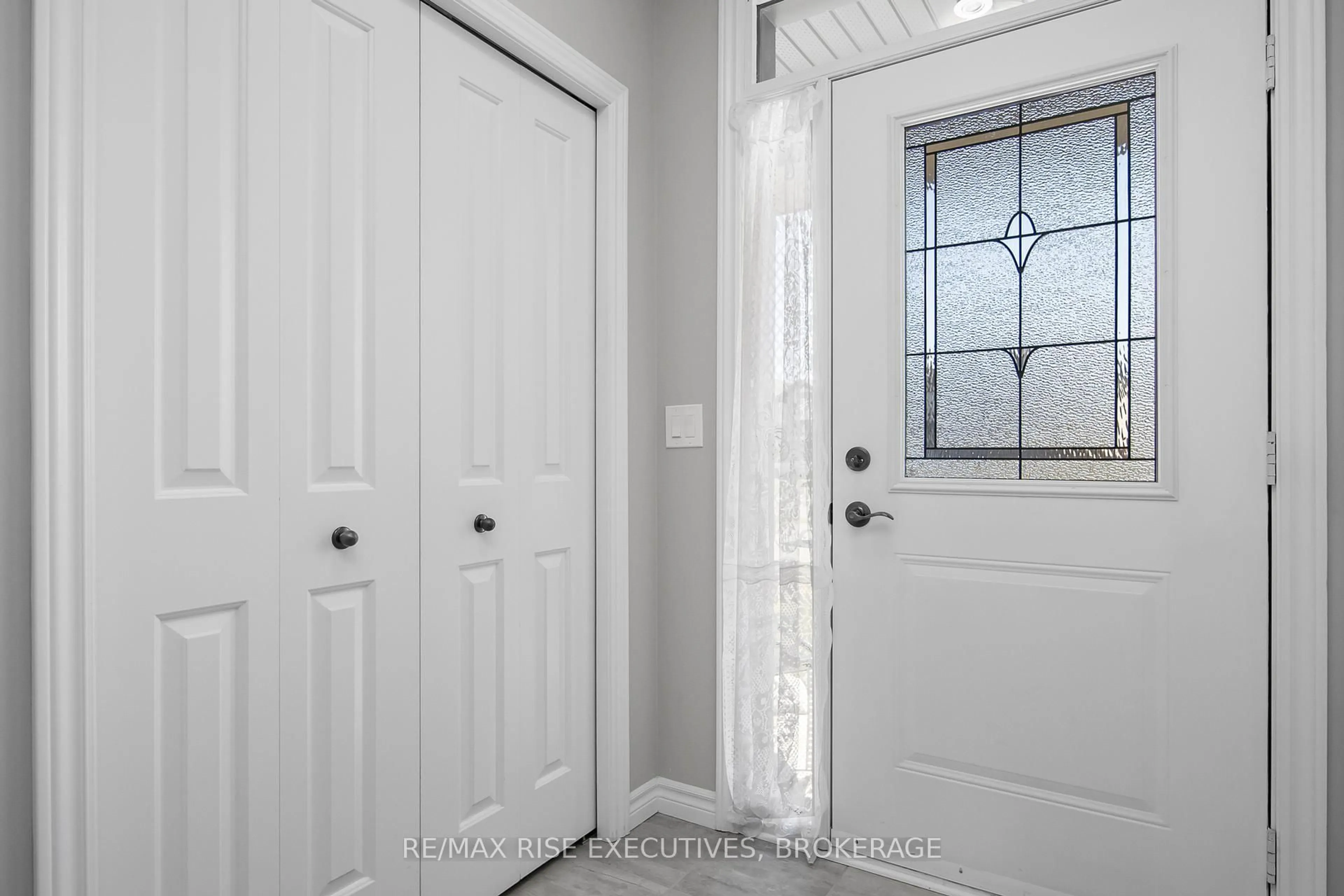 Indoor entryway for 1425 Monarch Dr, Kingston Ontario K7P 0R9