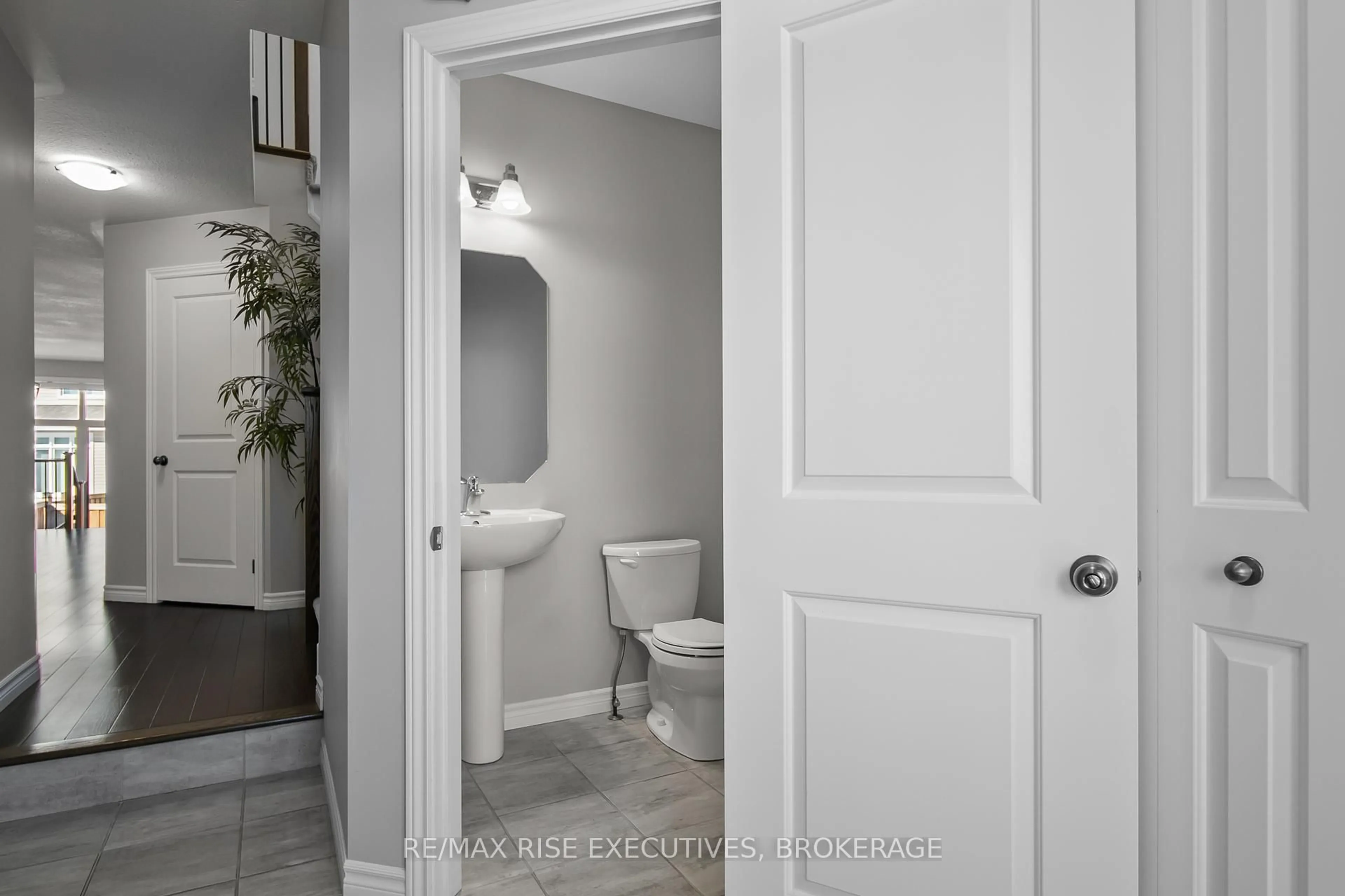 Standard bathroom, unknown for 1425 Monarch Dr, Kingston Ontario K7P 0R9