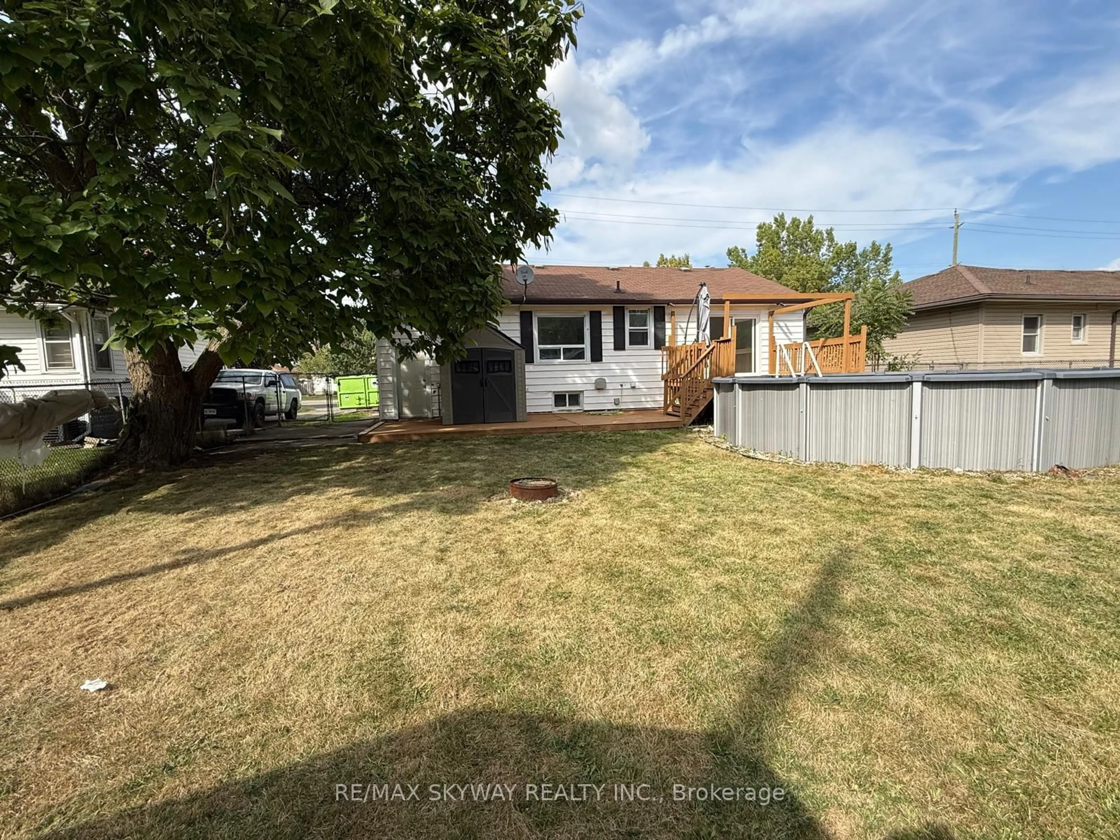 A pic from outside/outdoor area/front of a property/back of a property/a pic from drone, street for 207 Thorold Rd, Welland Ontario L3C 3V9