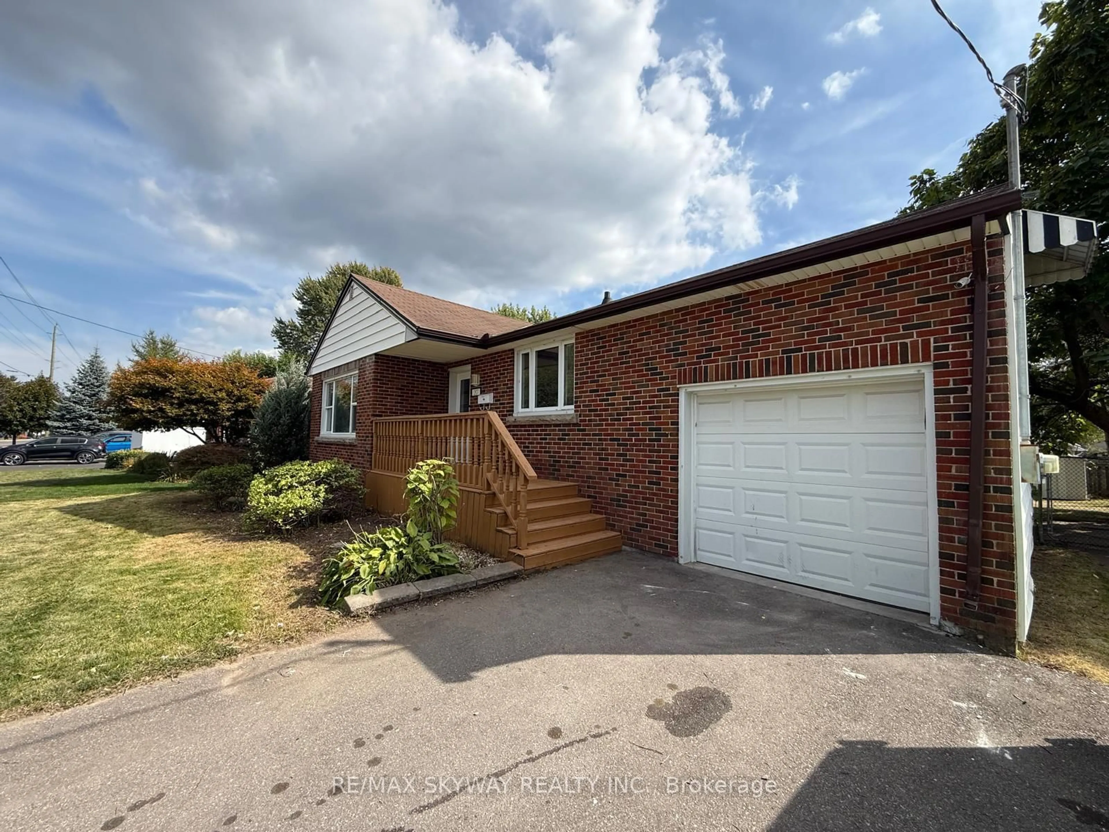 A pic from outside/outdoor area/front of a property/back of a property/a pic from drone, street for 207 Thorold Rd, Welland Ontario L3C 3V9