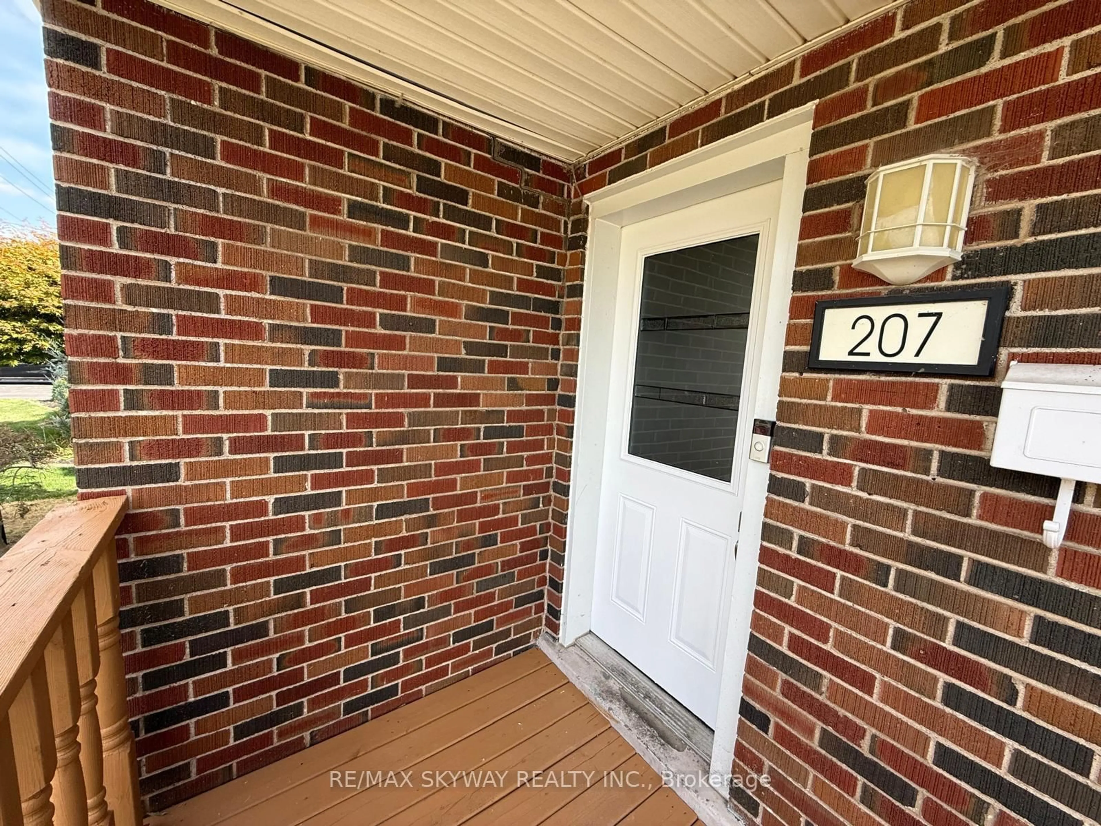 Home with brick exterior material, street for 207 Thorold Rd, Welland Ontario L3C 3V9