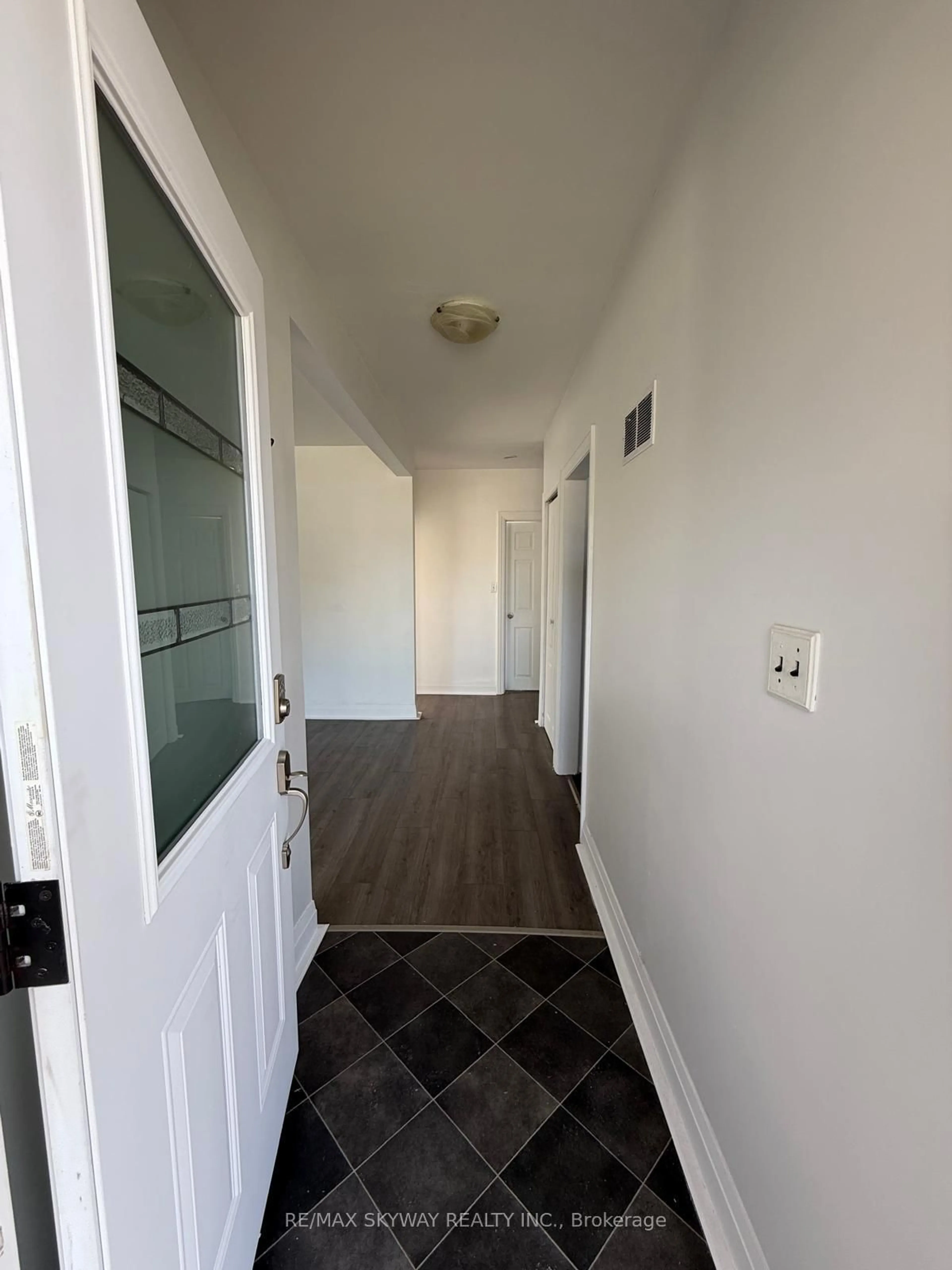 Indoor entryway for 207 Thorold Rd, Welland Ontario L3C 3V9