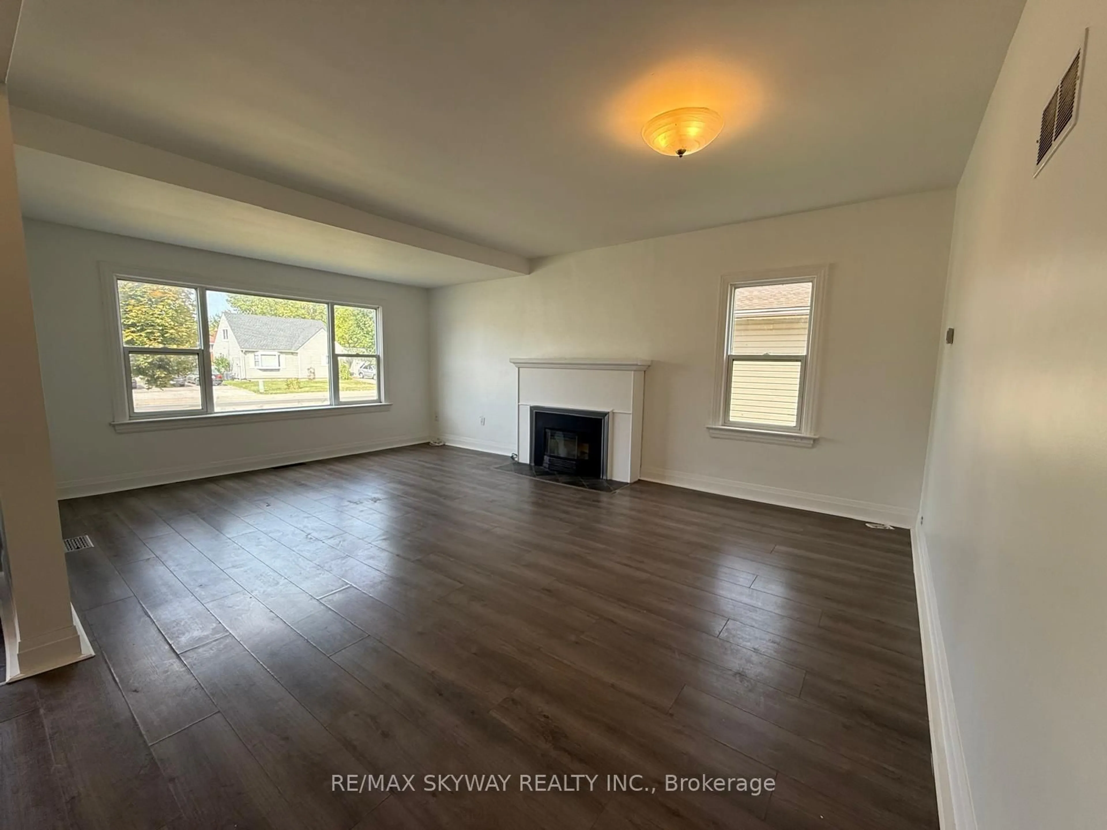 A pic of a room for 207 Thorold Rd, Welland Ontario L3C 3V9