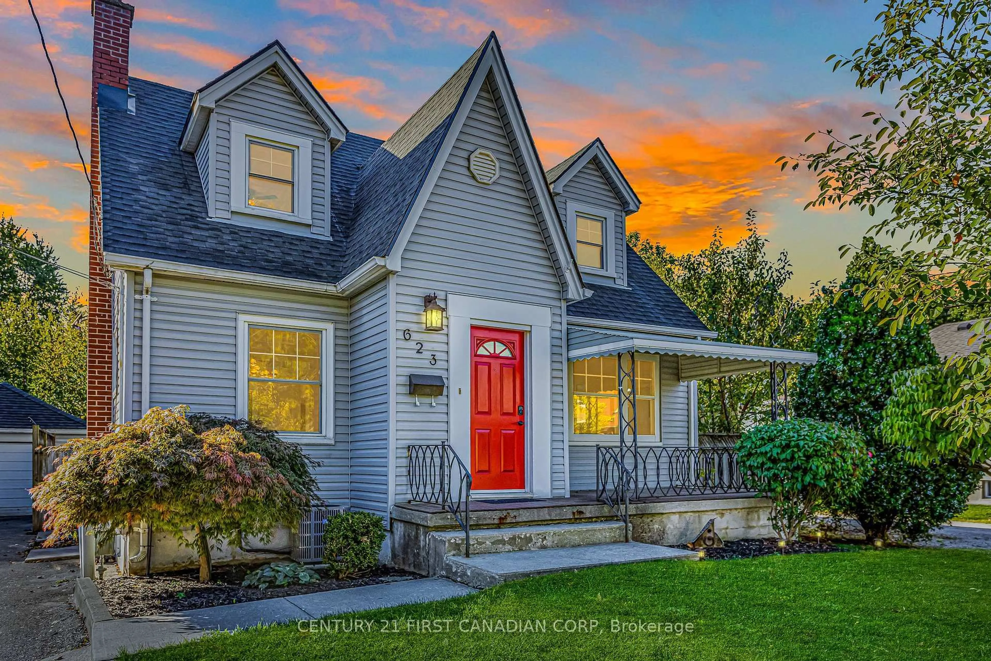Home with vinyl exterior material, street for 623 Wallace Ave, London East Ontario N5Y 3R8