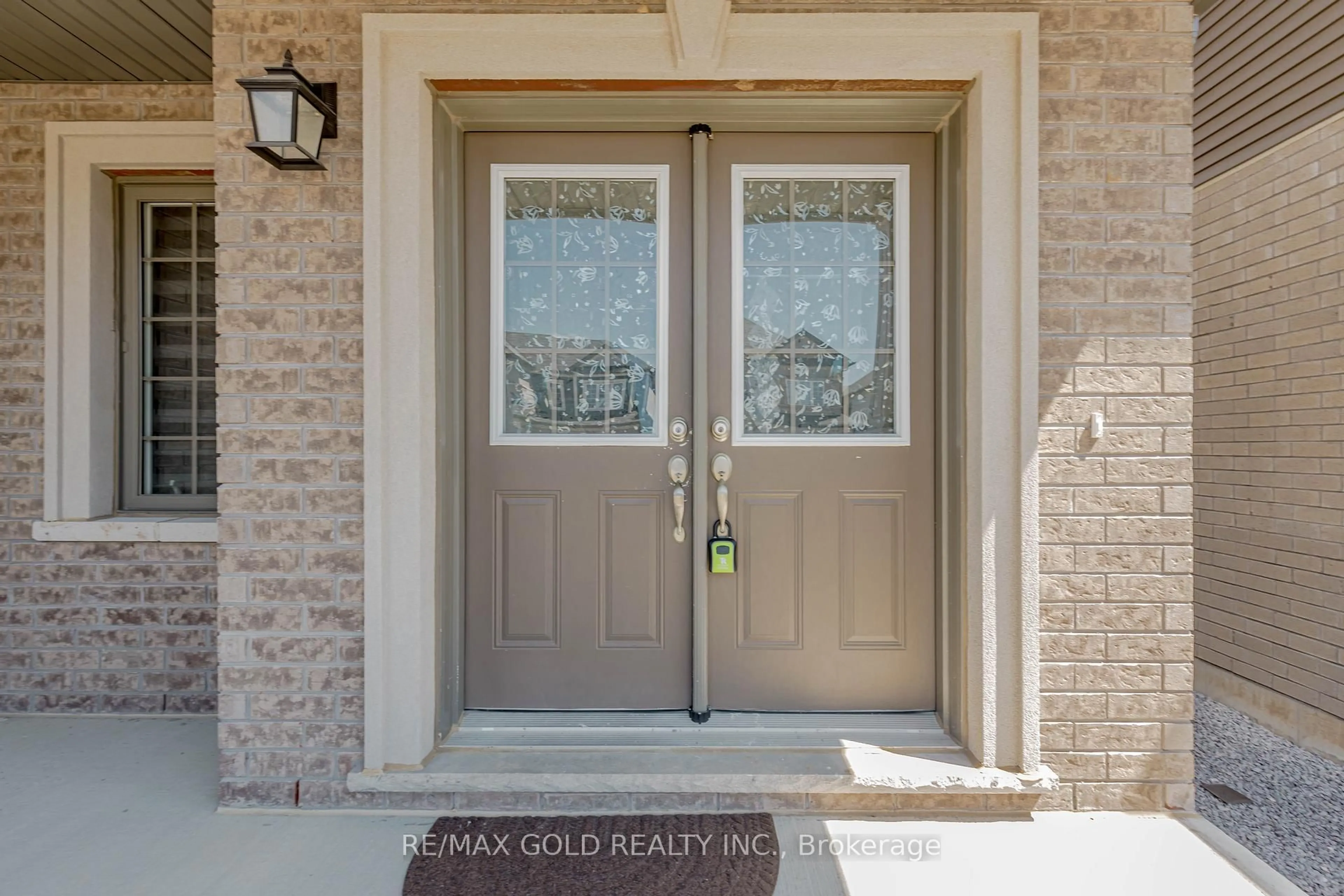 Indoor entryway for 55 Scenic Ridge Gate, Brant Ontario N3L 0K4