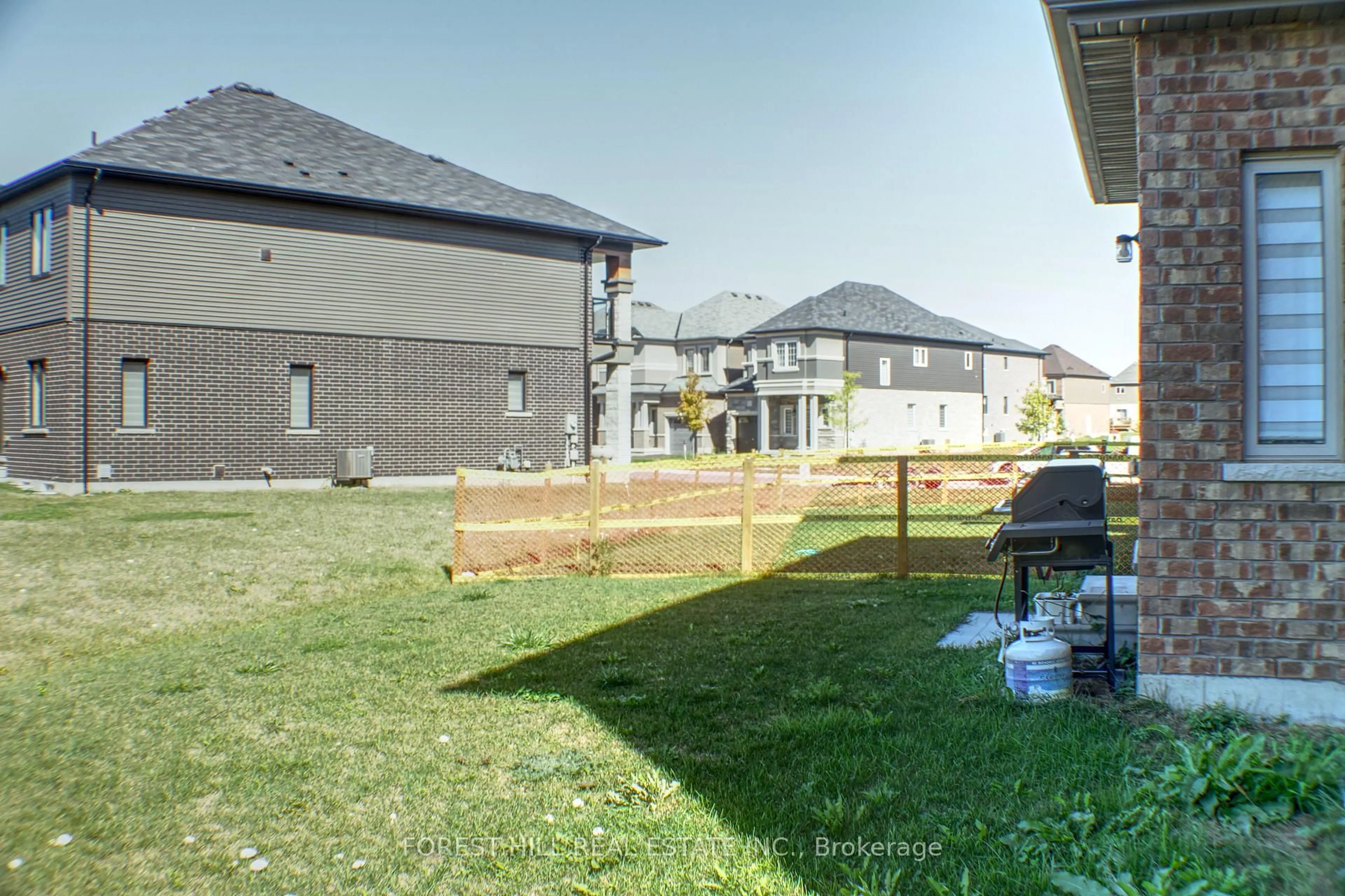 A pic from outside/outdoor area/front of a property/back of a property/a pic from drone, street for 32 Stauffer Rd, Brantford Ontario M6A 1N3