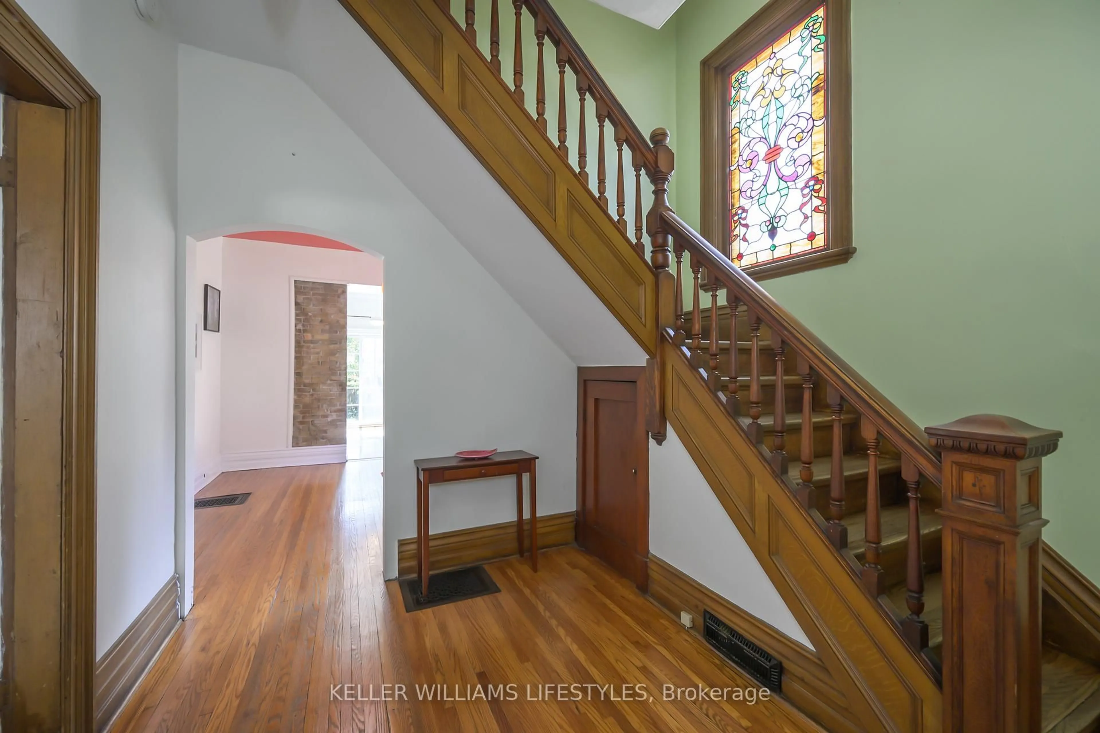 Indoor foyer for 753 Lorne Ave, London East Ontario N5W 3K9