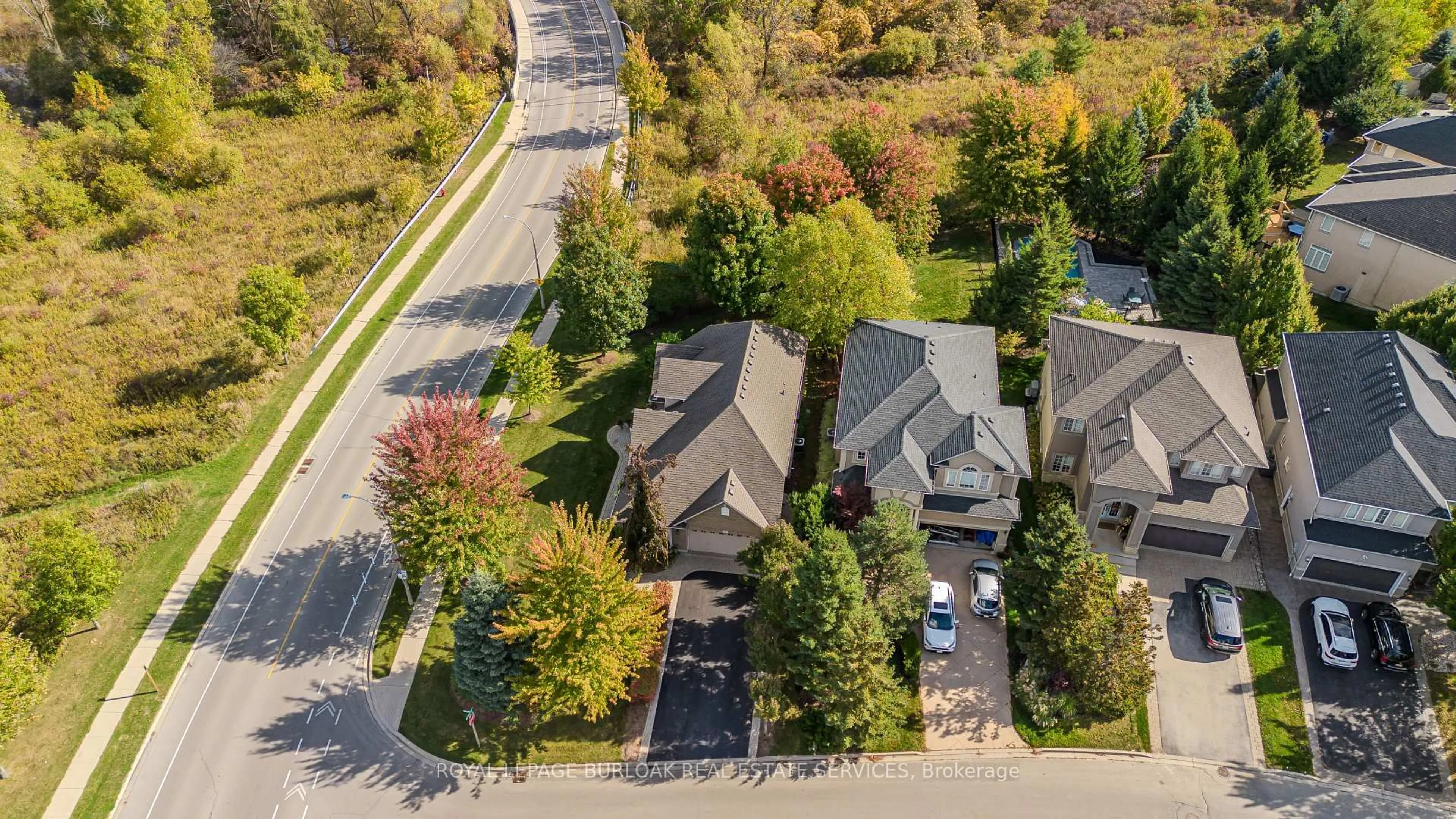 A pic from outside/outdoor area/front of a property/back of a property/a pic from drone, street for 3 Diiorio Circ, Hamilton Ontario L9K 1S9