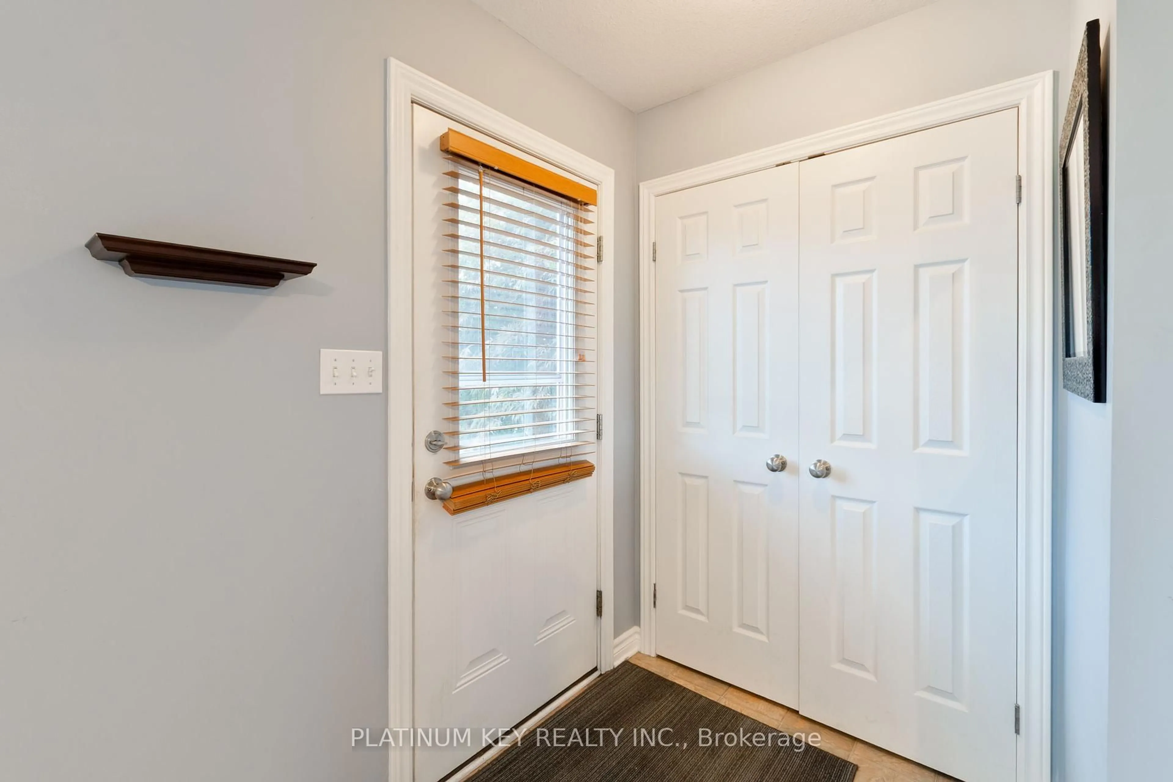 Indoor entryway for 19 Katie Lane, Strathroy-Caradoc Ontario N7G 4E5