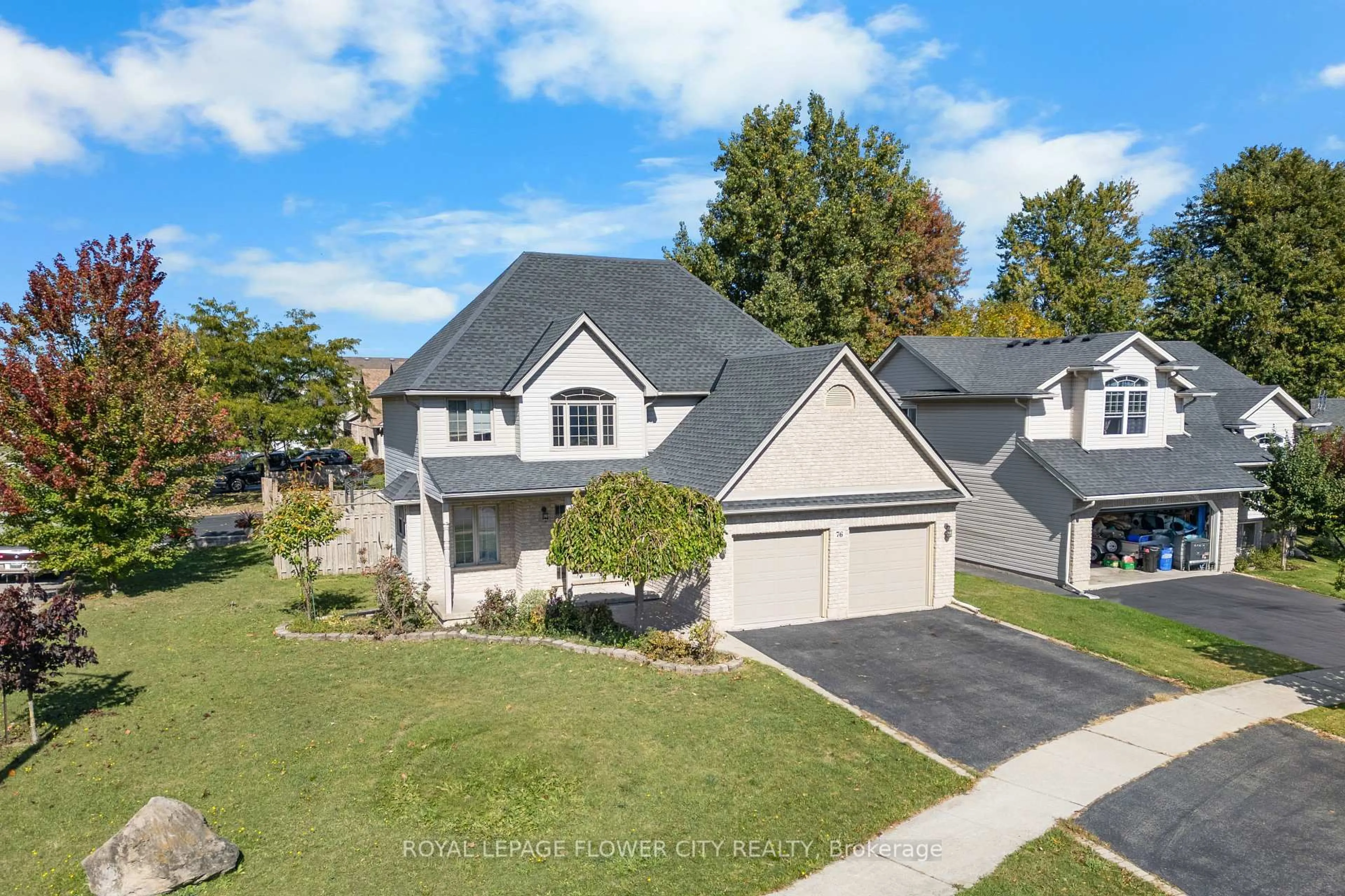 A pic from outside/outdoor area/front of a property/back of a property/a pic from drone, street for 76 Rochelle Cres, Fort Erie Ontario L0S 1N0