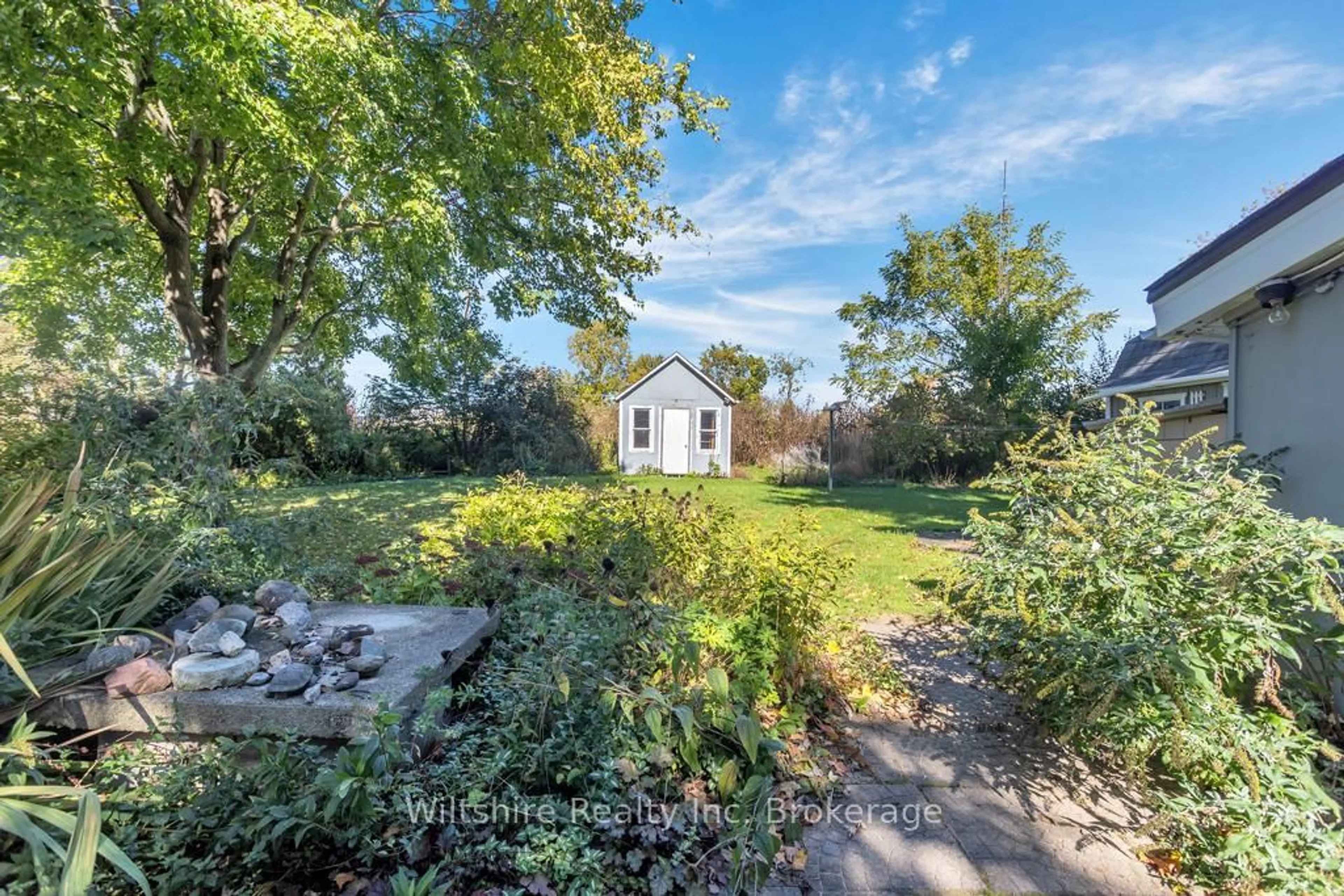 A pic from outside/outdoor area/front of a property/back of a property/a pic from drone, water/lake/river/ocean view for 22 Adams St, Norfolk Ontario N0J 1E0