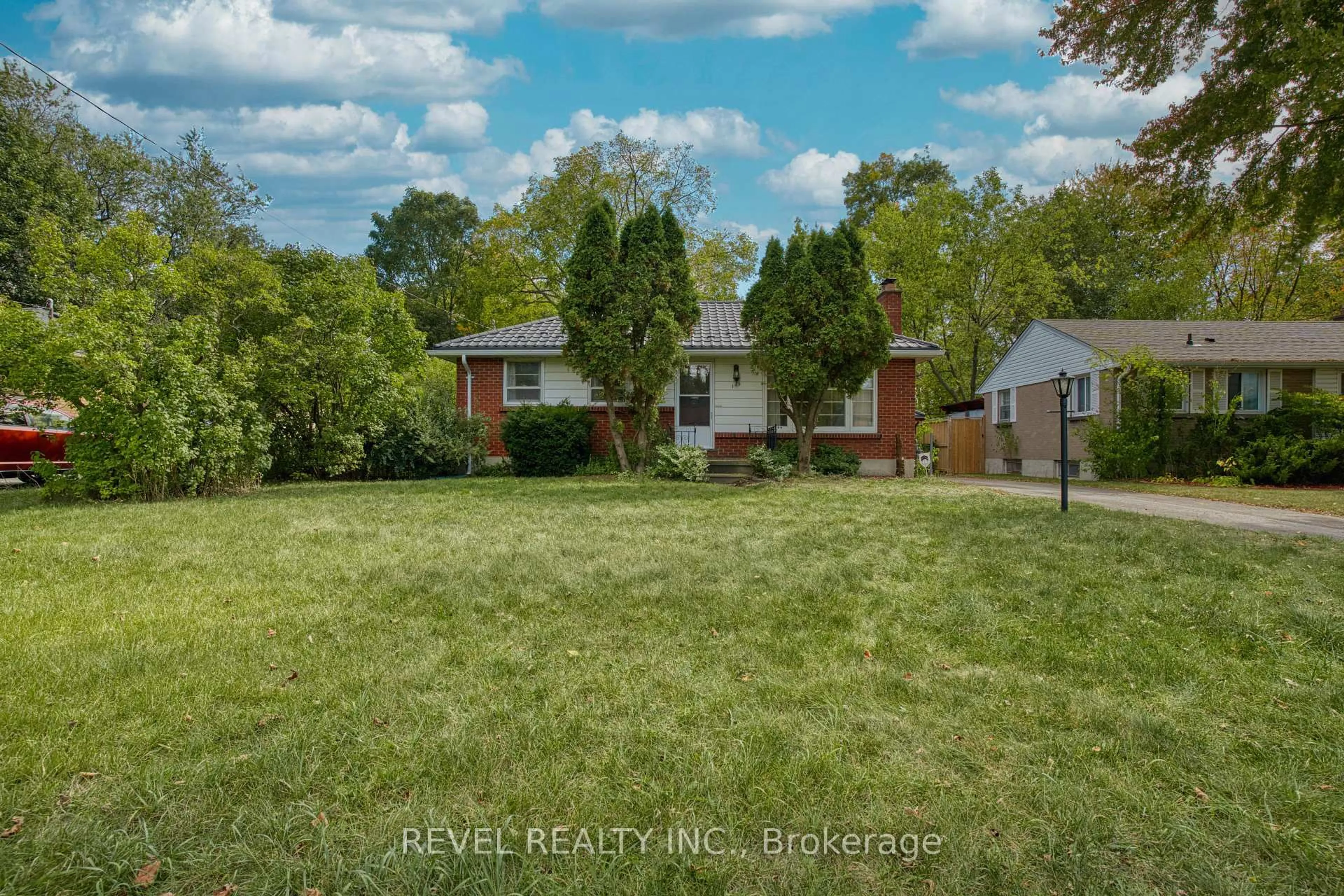 A pic from outside/outdoor area/front of a property/back of a property/a pic from drone, unknown for 143 Oakside St, London East Ontario N5Y 1E8