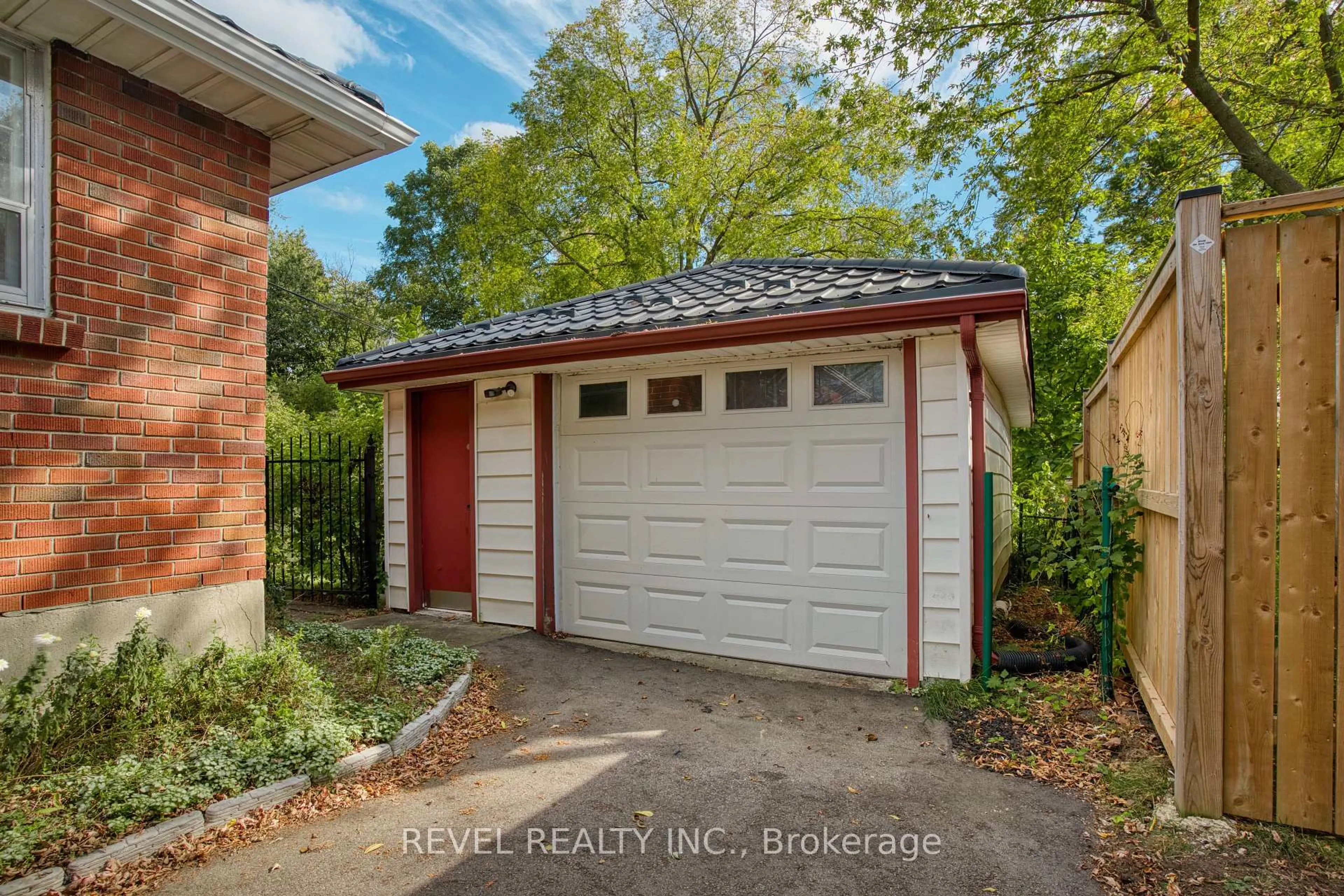 Unknown for 143 Oakside St, London East Ontario N5Y 1E8