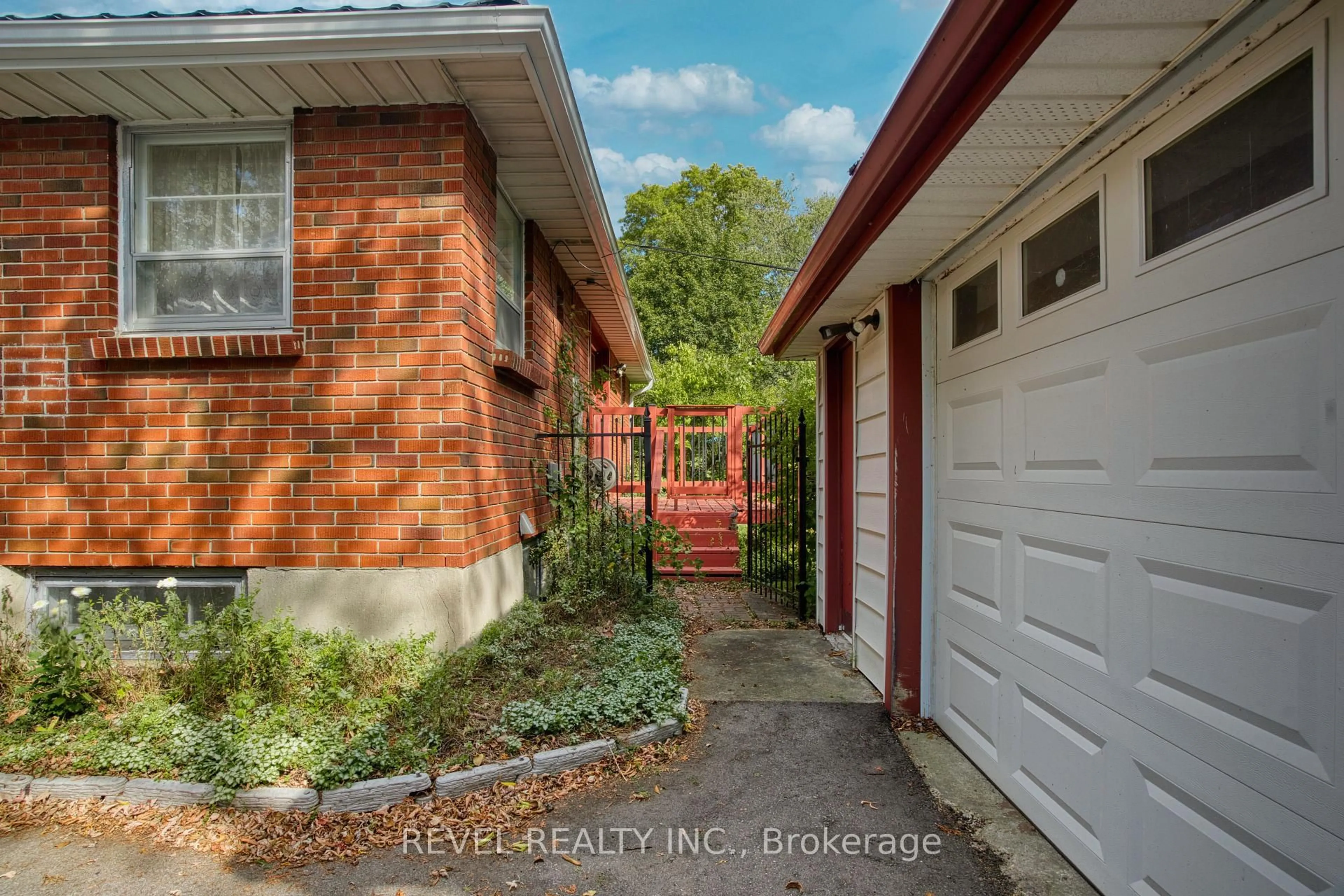 Unknown for 143 Oakside St, London East Ontario N5Y 1E8