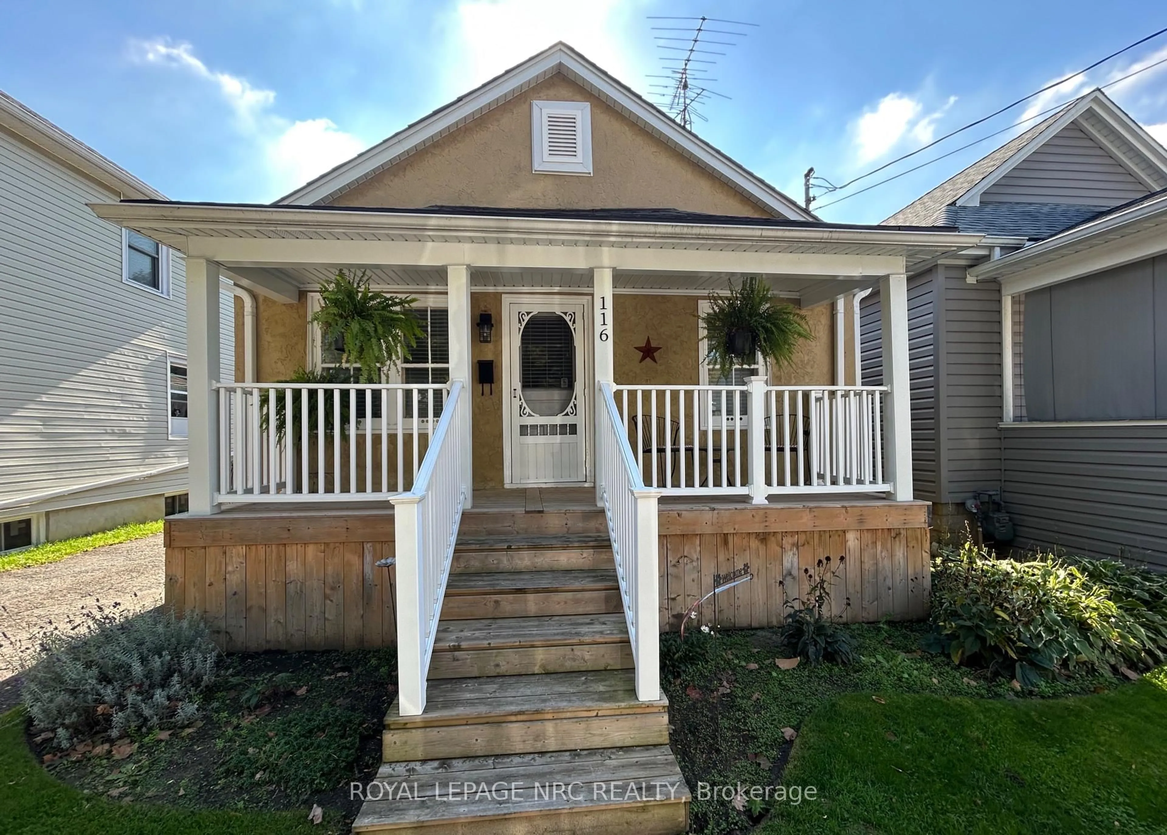 Home with vinyl exterior material, street for 116 Pleasant Ave, St. Catharines Ontario L2R 1Y2