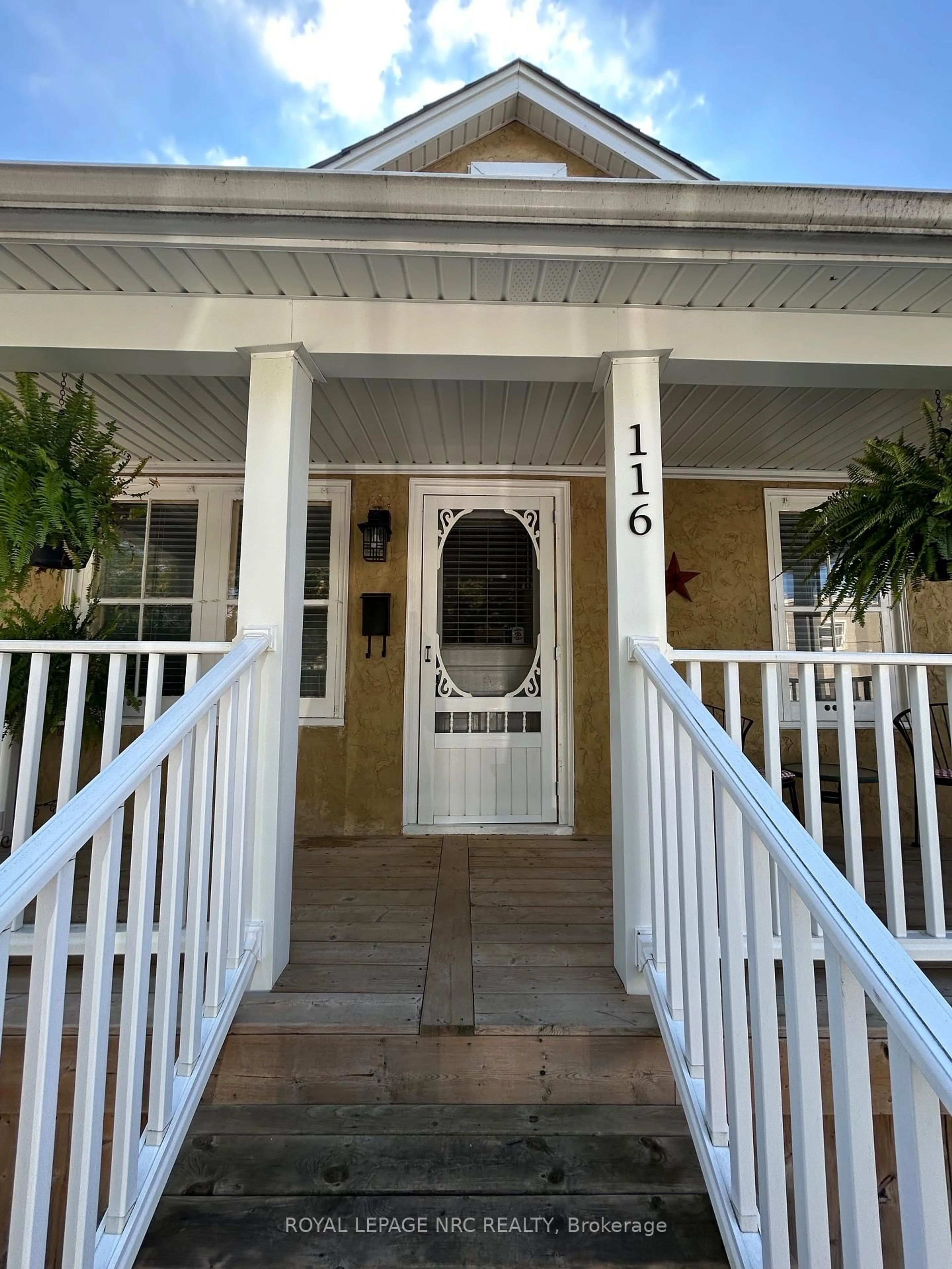 Indoor entryway for 116 Pleasant Ave, St. Catharines Ontario L2R 1Y2