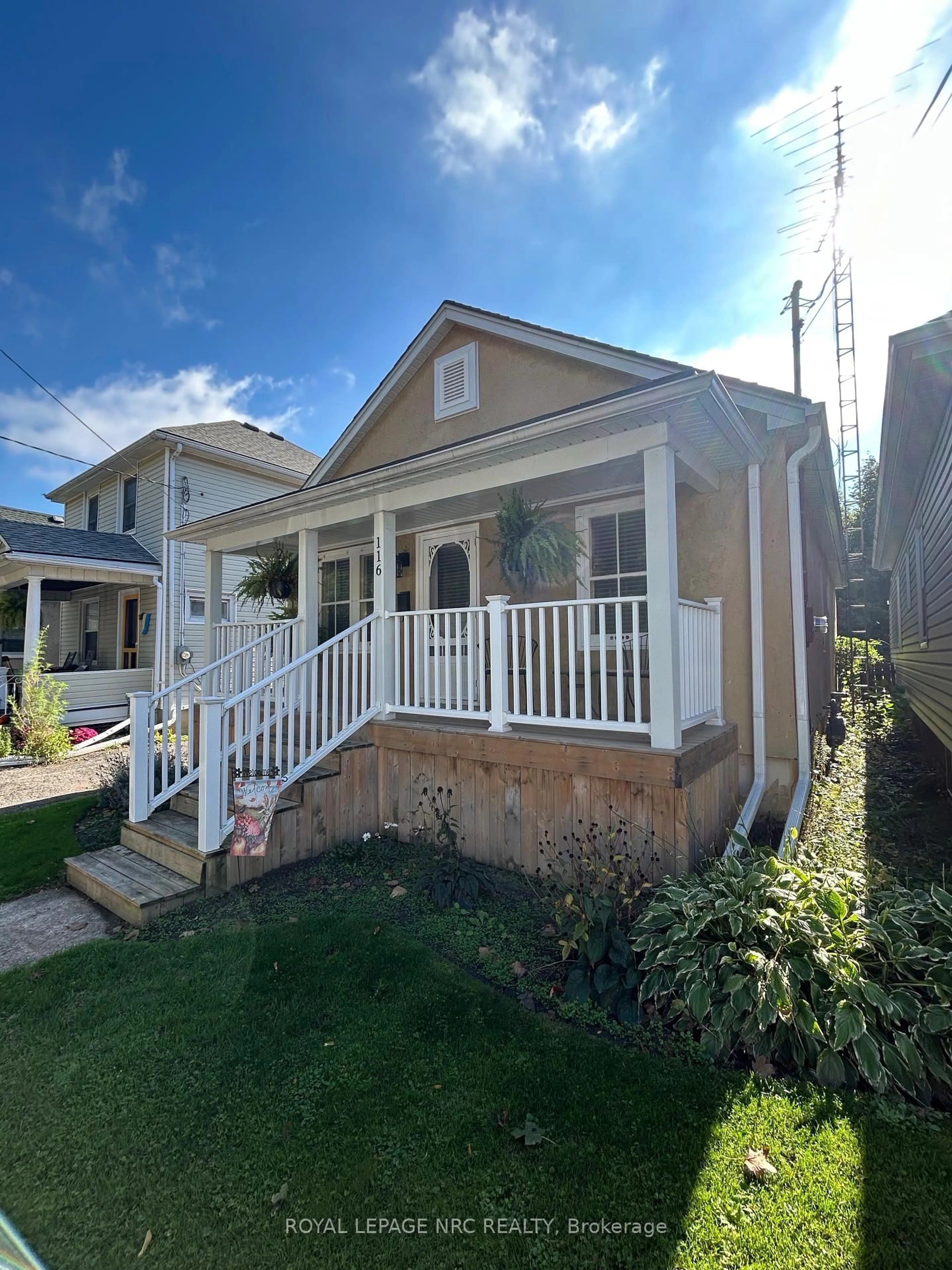 Home with vinyl exterior material, street for 116 Pleasant Ave, St. Catharines Ontario L2R 1Y2