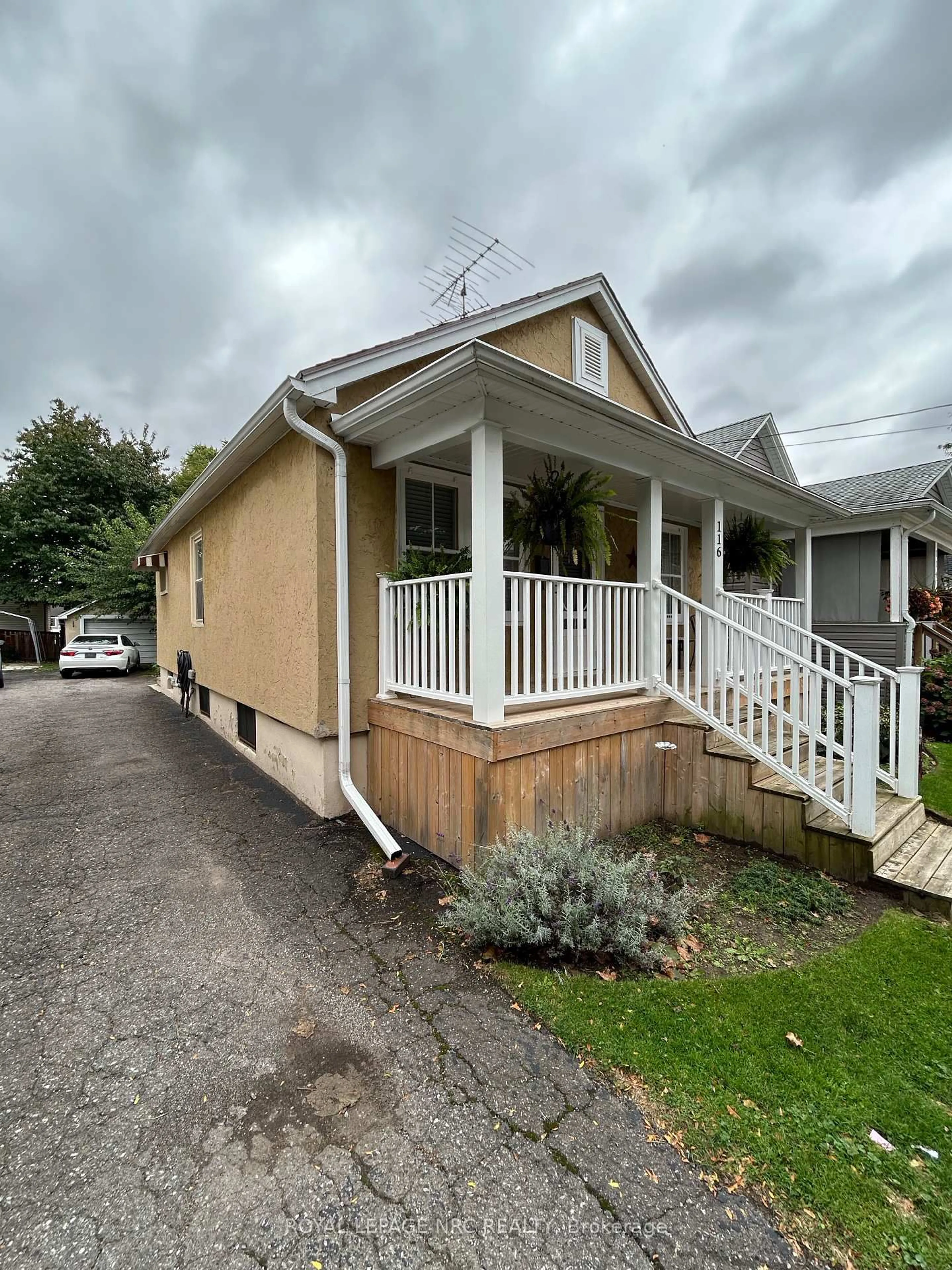 Home with vinyl exterior material, street for 116 Pleasant Ave, St. Catharines Ontario L2R 1Y2
