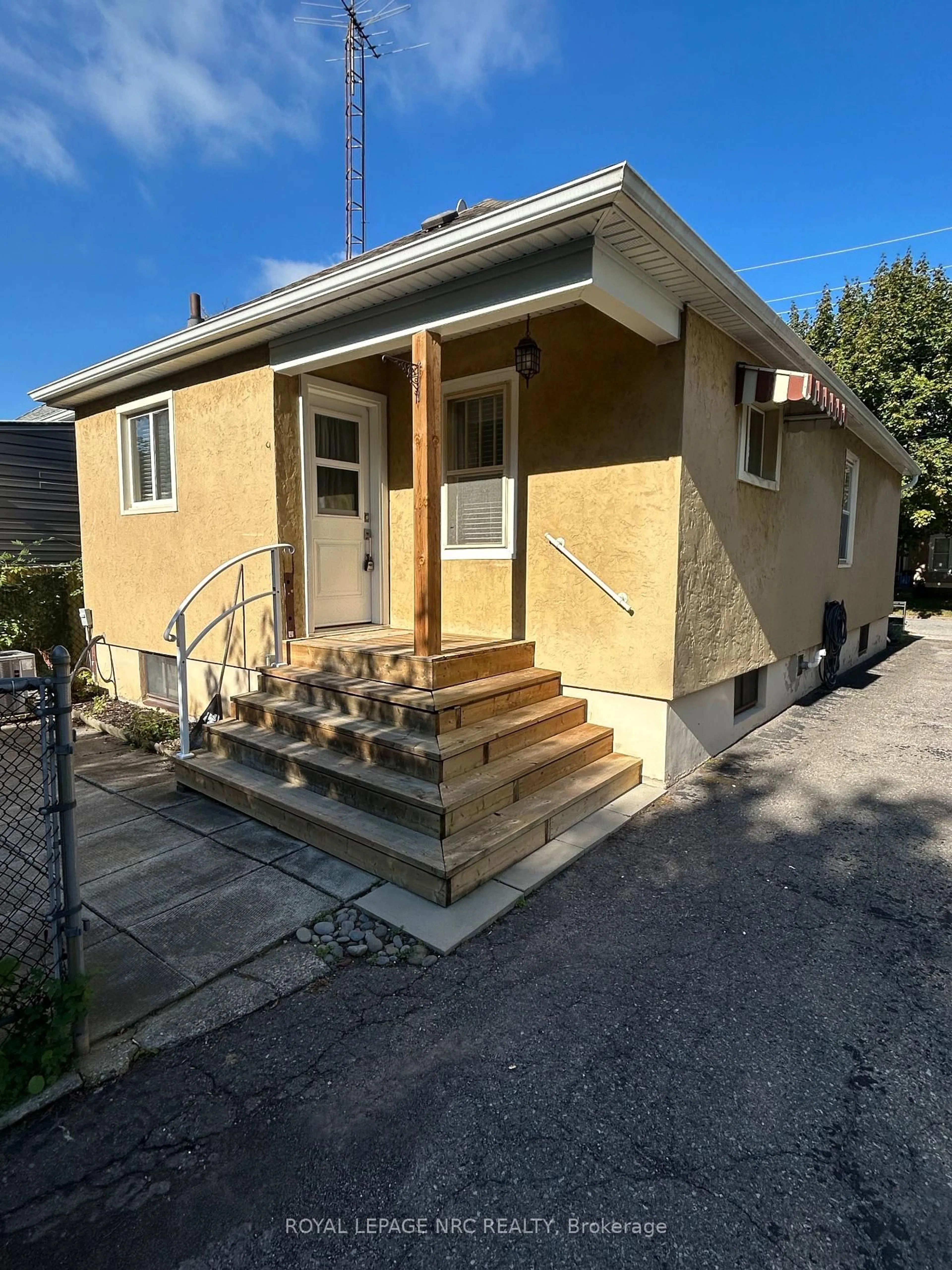 Home with vinyl exterior material, street for 116 Pleasant Ave, St. Catharines Ontario L2R 1Y2