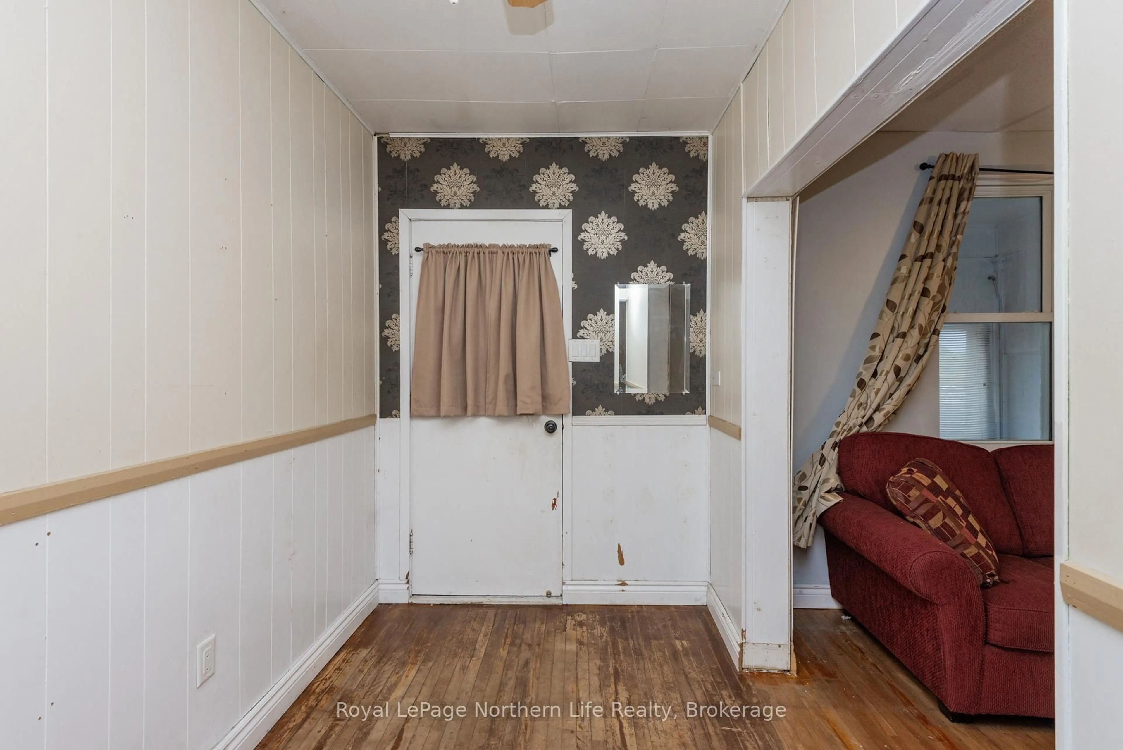 Indoor entryway for 346 John St, North Bay Ontario P1B 2M5
