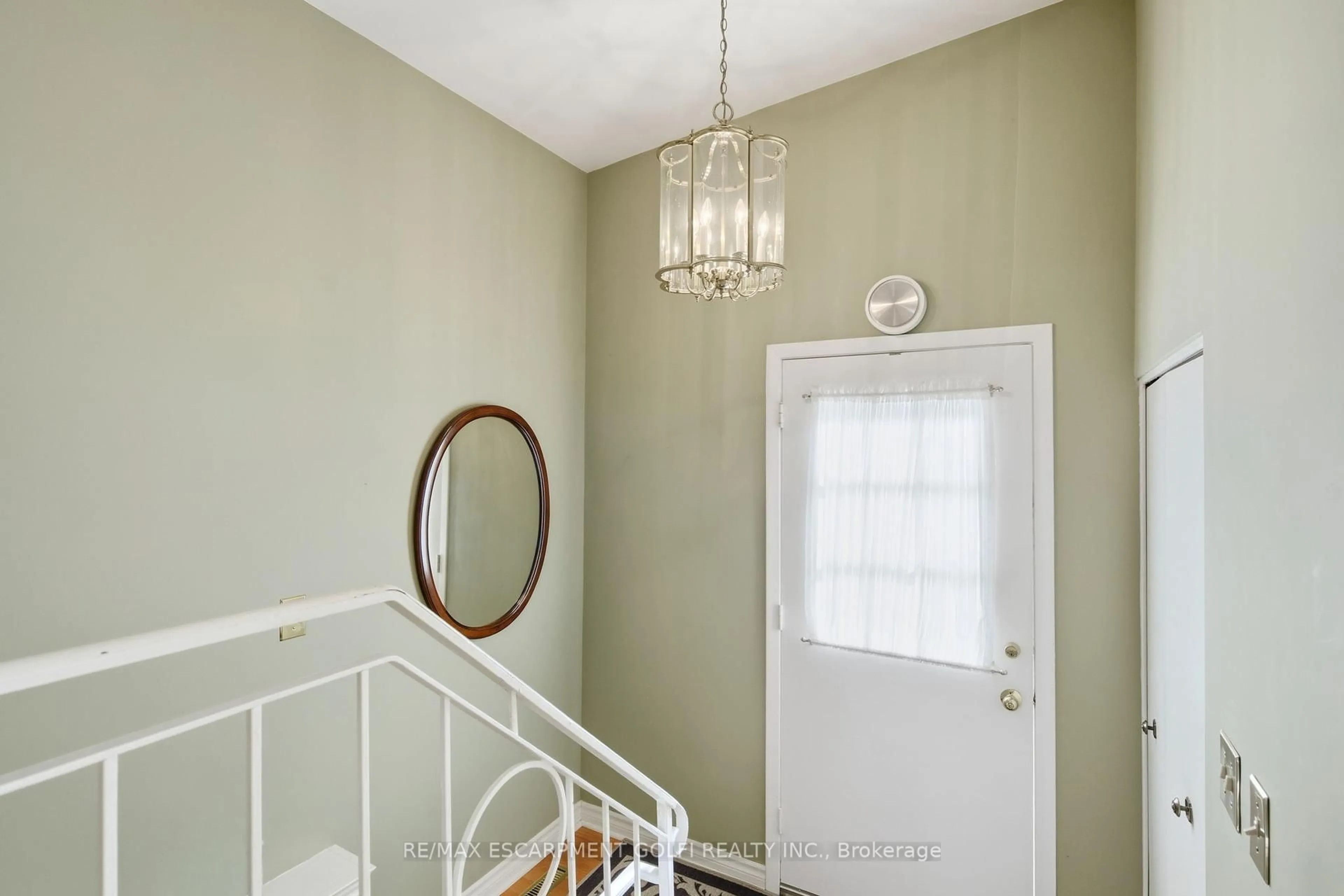 Indoor entryway for 106 Fielding Cres, Hamilton Ontario L8V 2P5