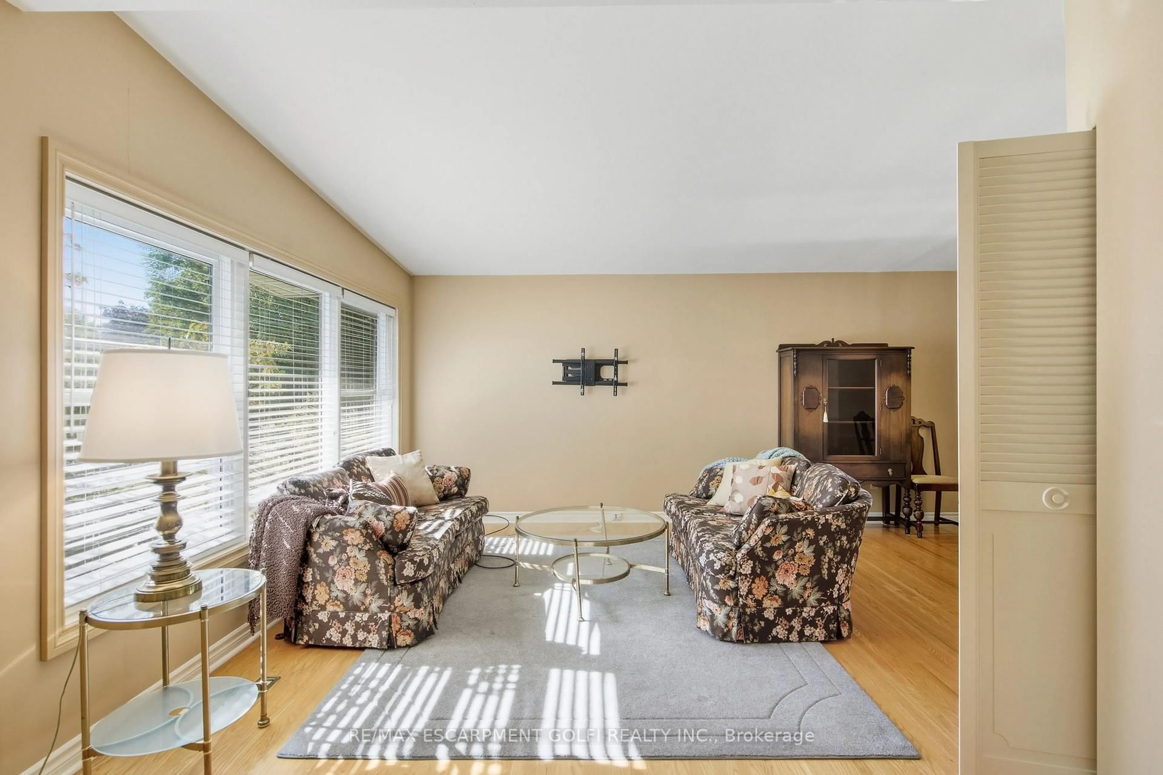 Living room with furniture, unknown for 106 Fielding Cres, Hamilton Ontario L8V 2P5