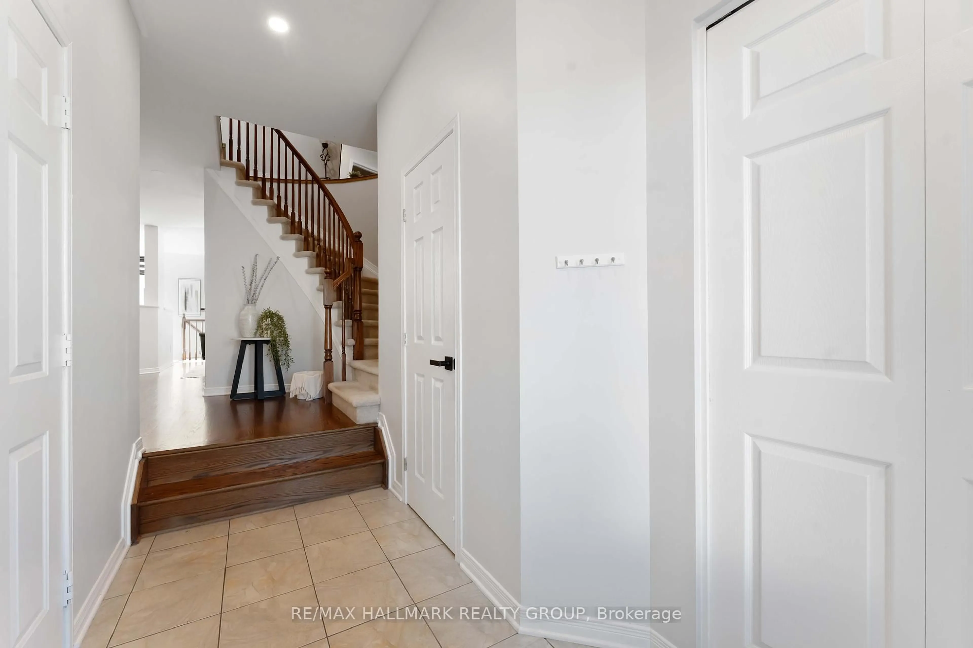 Indoor entryway for 104 Esterbrook Dr, Ottawa Ontario K1W 0A9