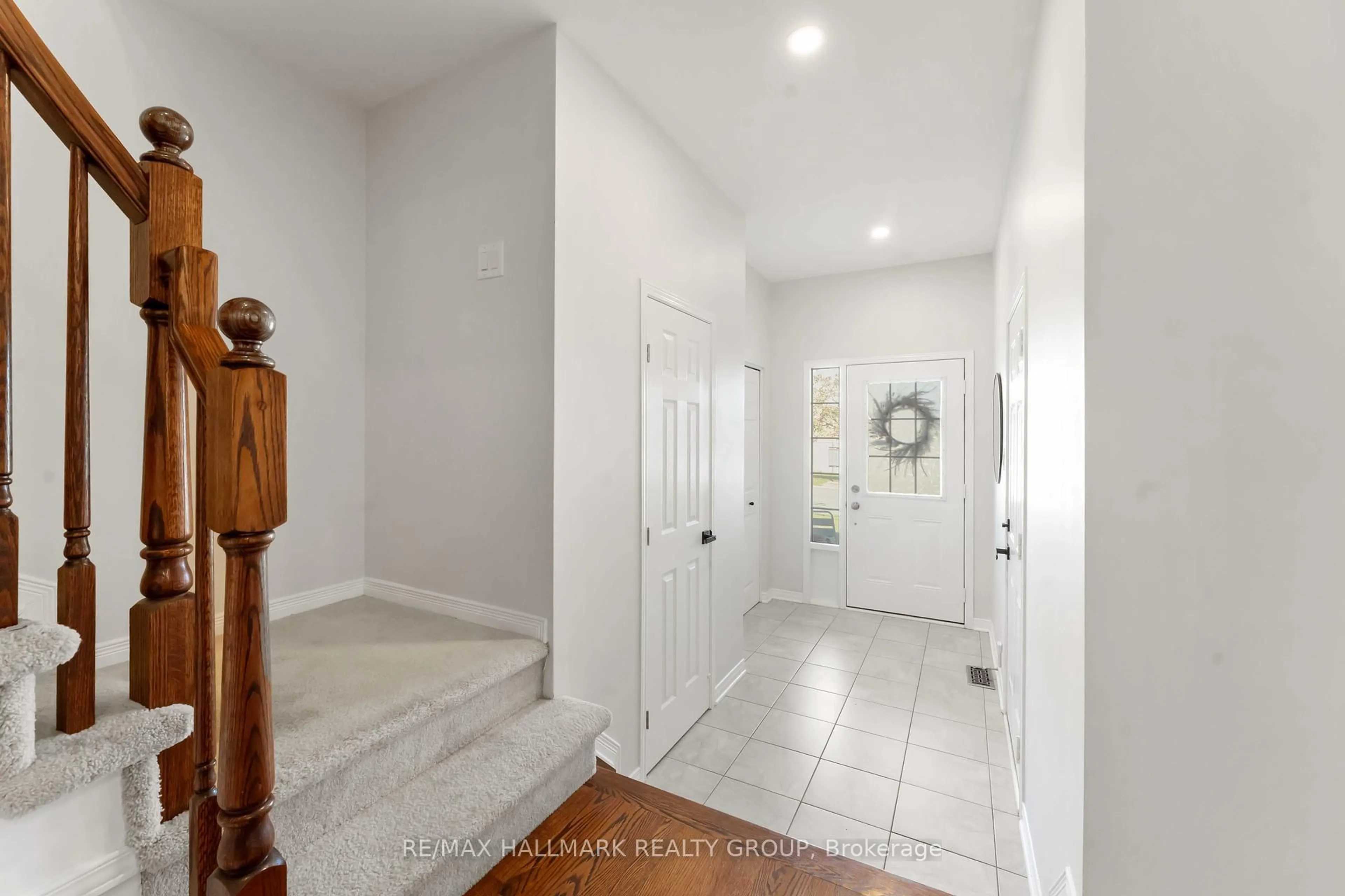 Indoor entryway for 104 Esterbrook Dr, Ottawa Ontario K1W 0A9