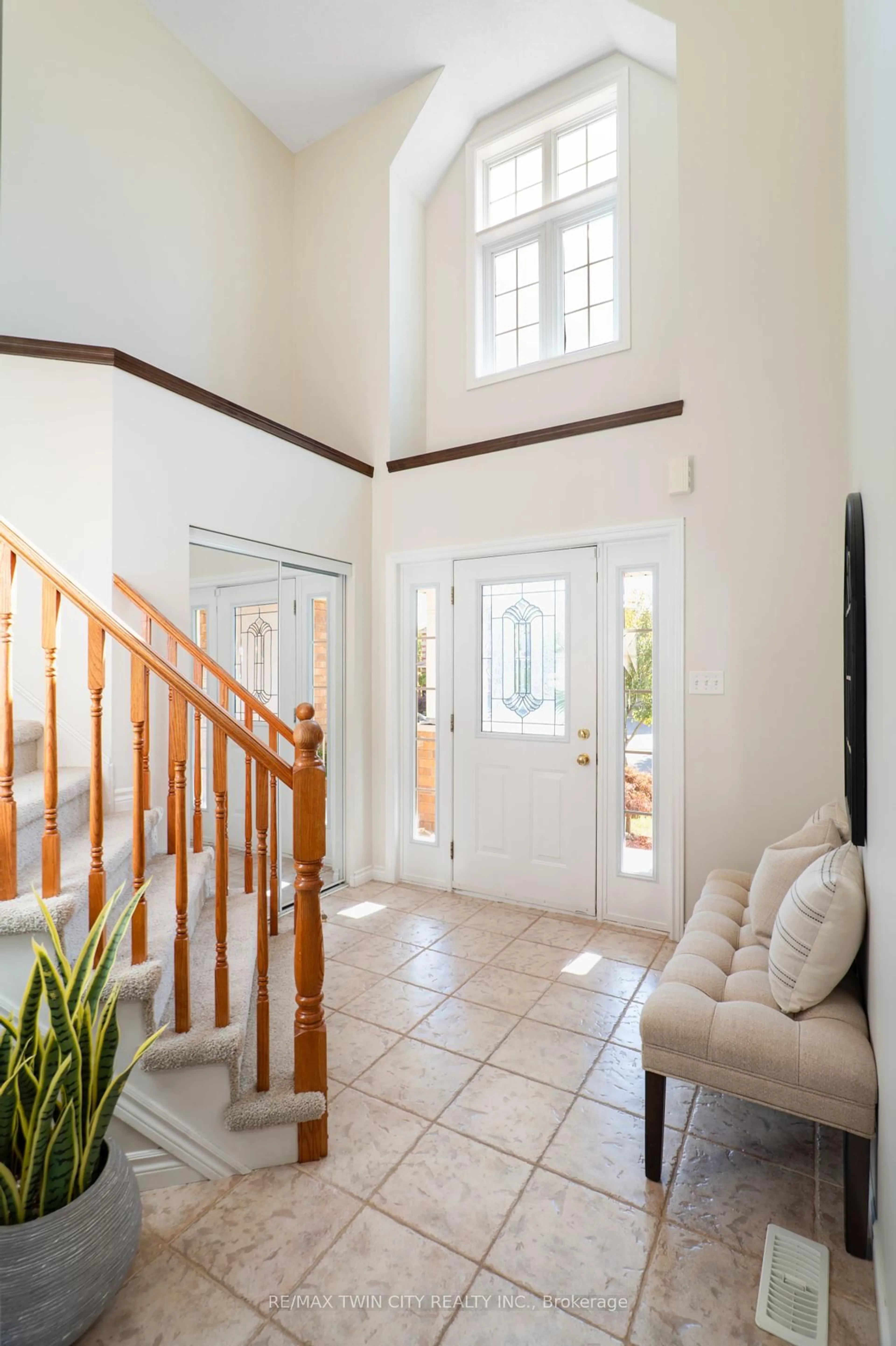 Indoor entryway for 176 Pine Valley Dr, Kitchener Ontario N2P 2V8