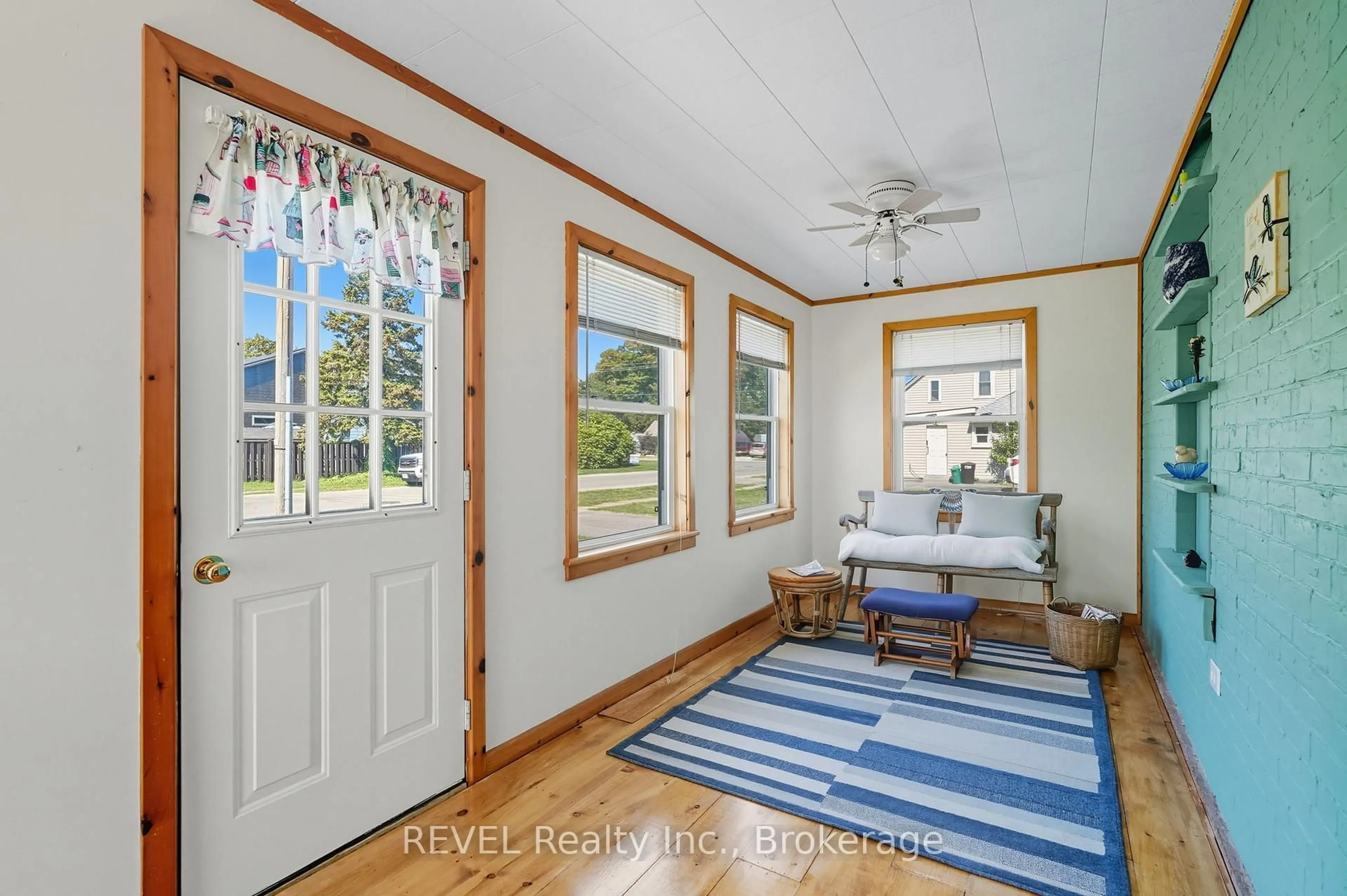 Indoor entryway for 356 South Mill St, Fort Erie Ontario L0S 1N0