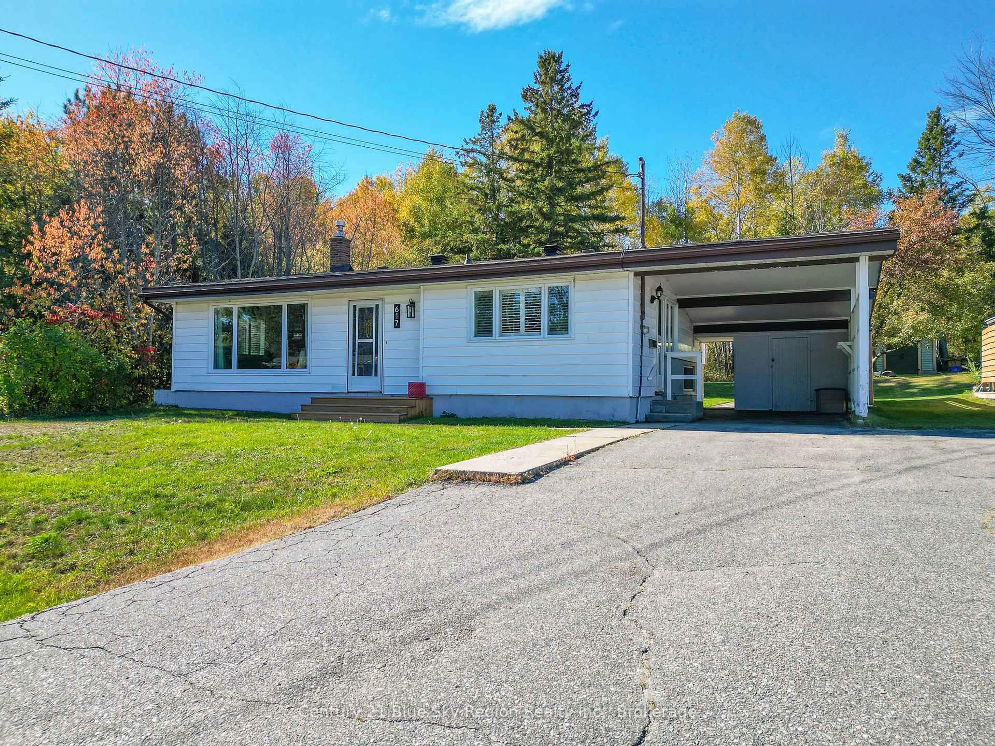 Home with vinyl exterior material, street for 617 Laurentian Ave, North Bay Ontario P1B 7T8