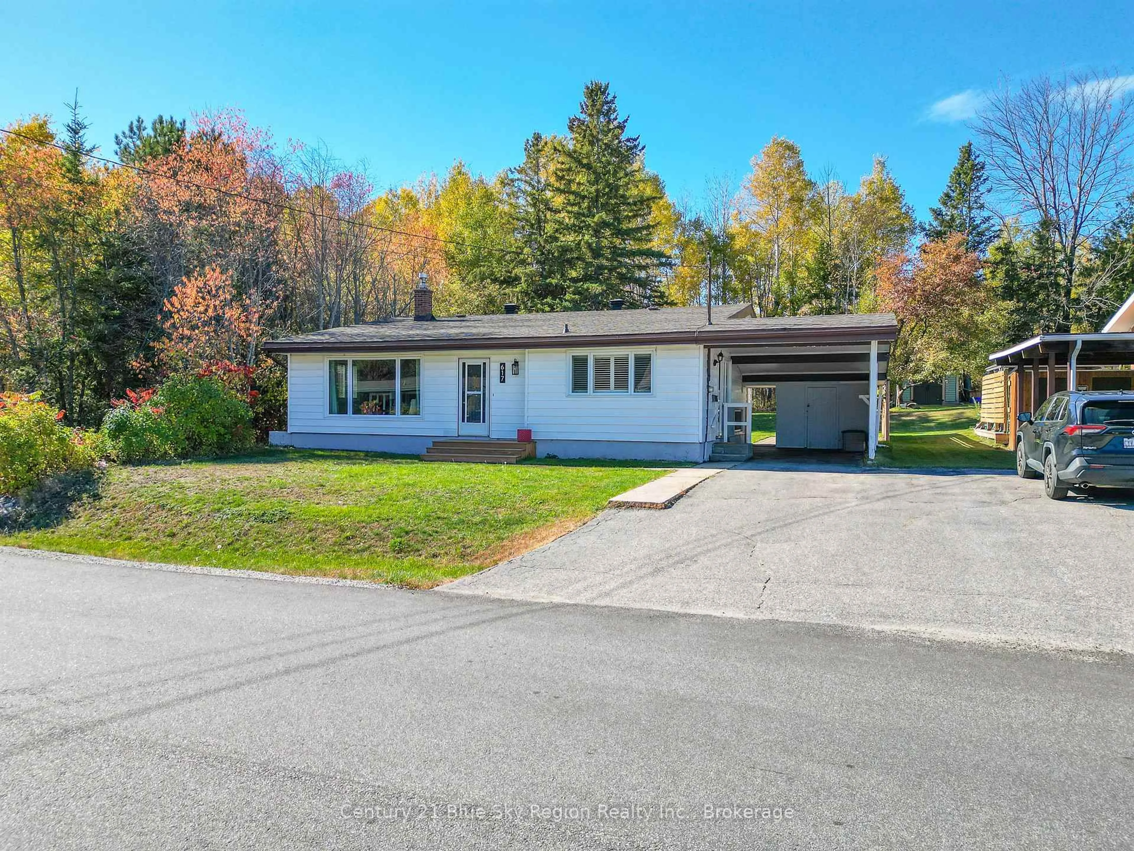 Home with vinyl exterior material, street for 617 Laurentian Ave, North Bay Ontario P1B 7T8